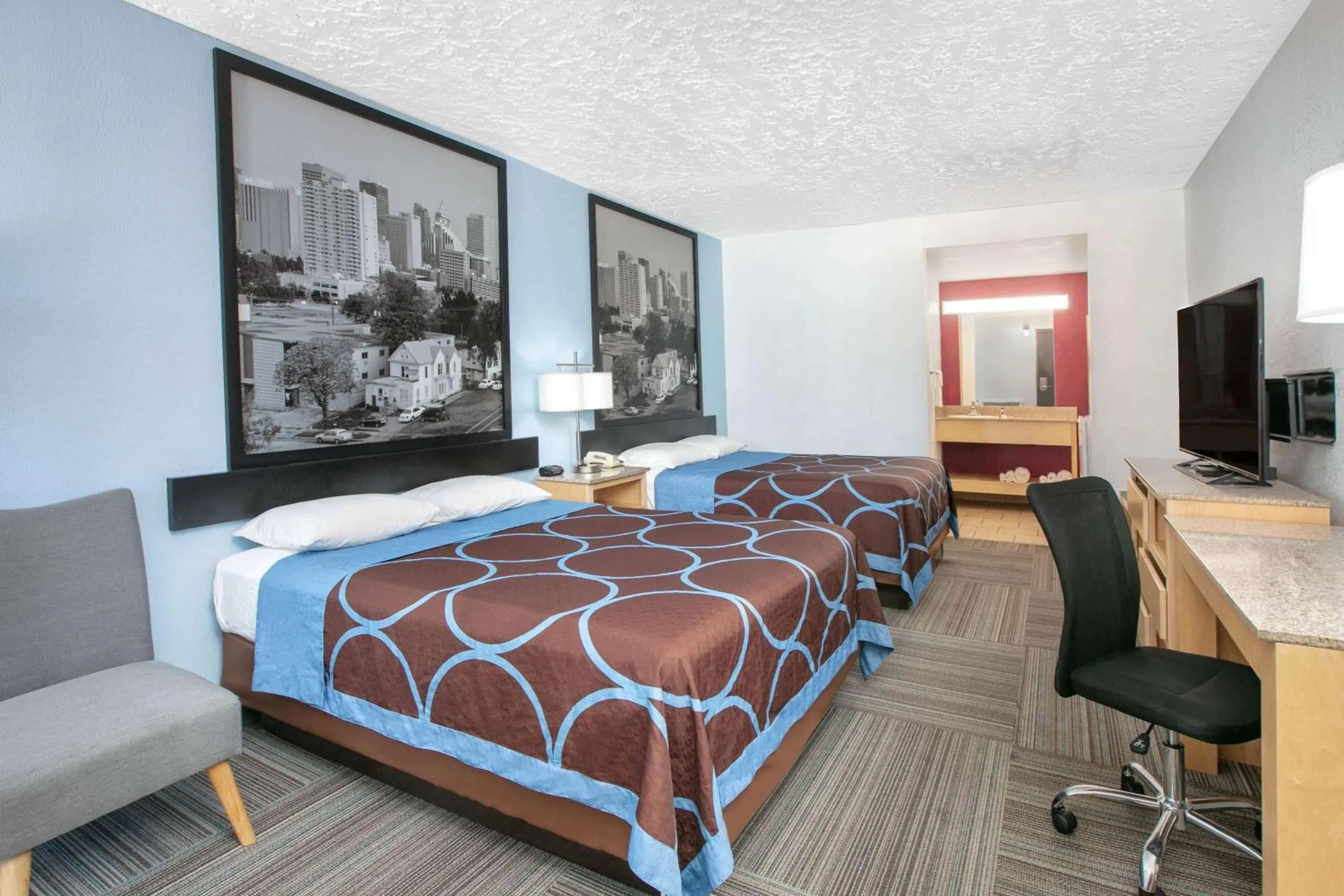 Photo of the whole room, Bed in Super 8 by Wyndham City of Moore