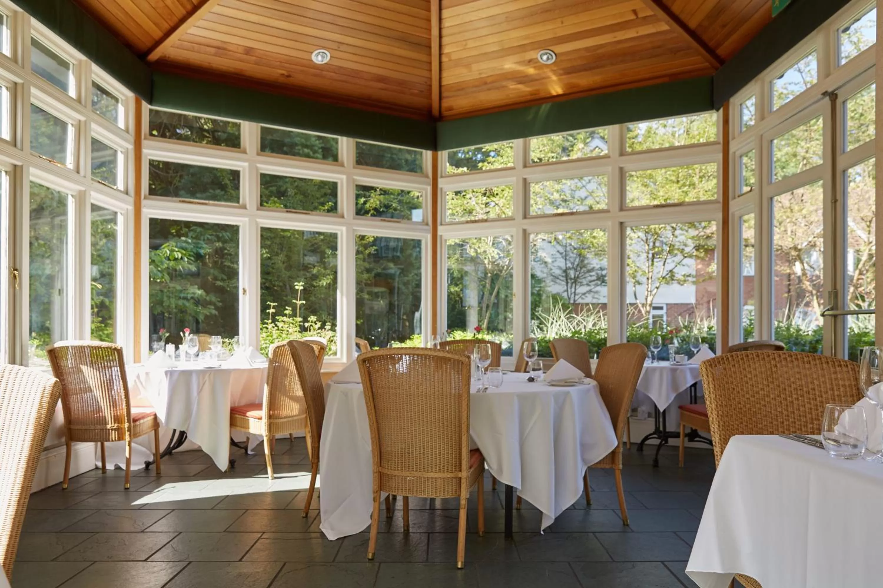 Restaurant/places to eat in Lismoyne Hotel