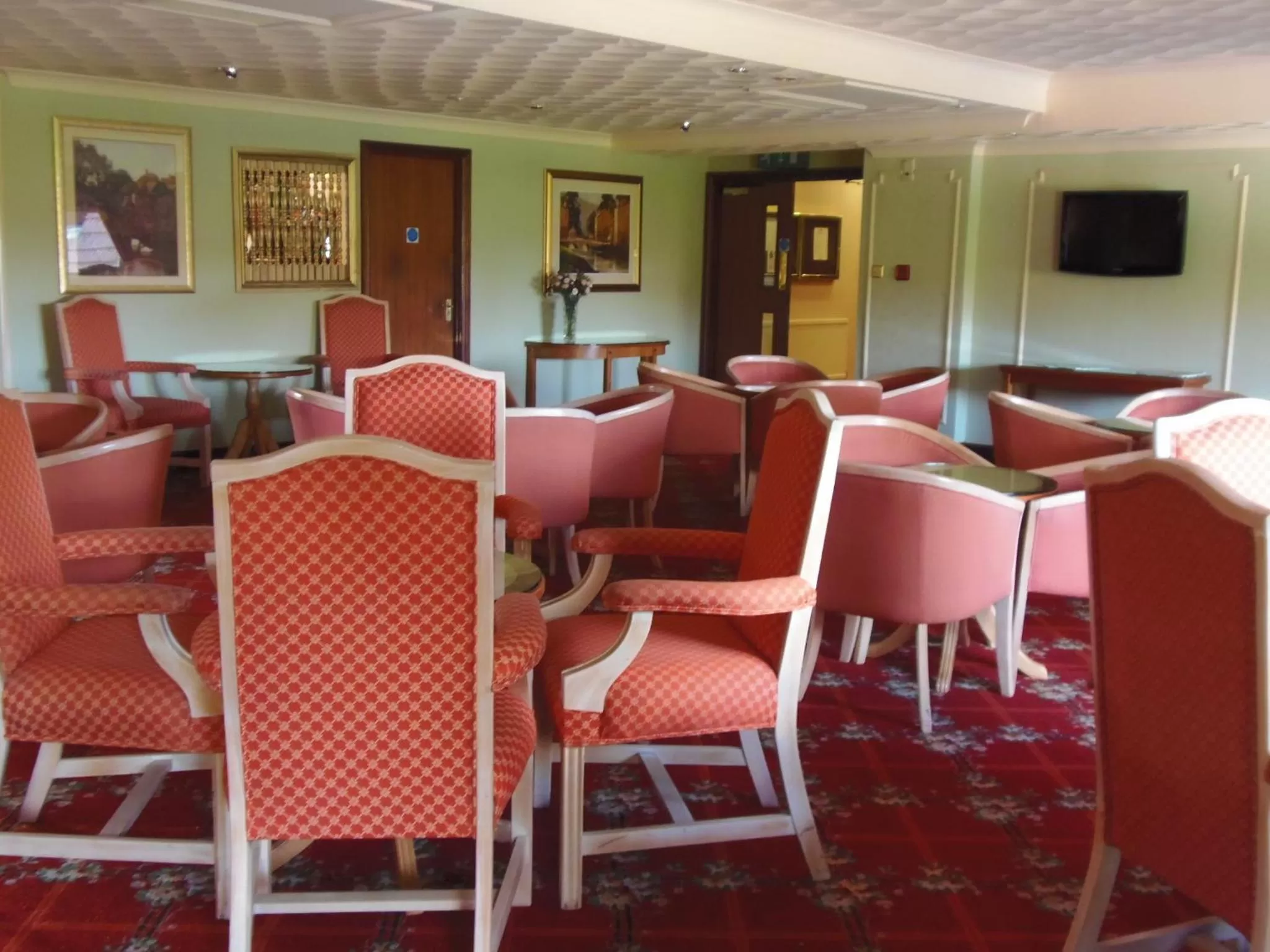 Lounge or bar in Lakeside International Hotel