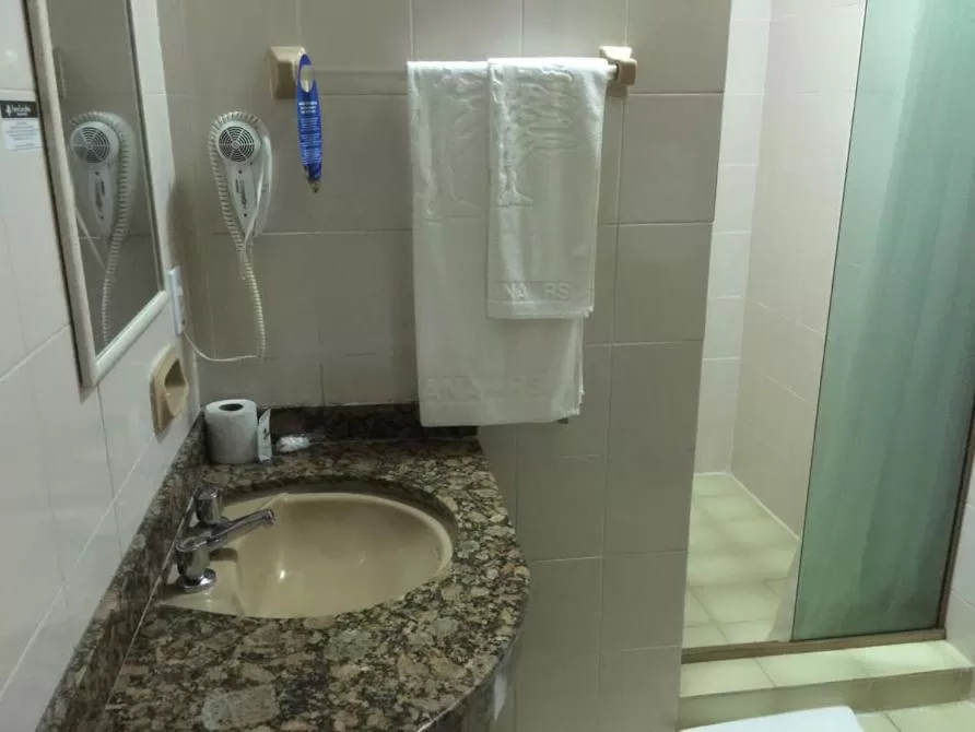 Bathroom in Fares Turis Hotel