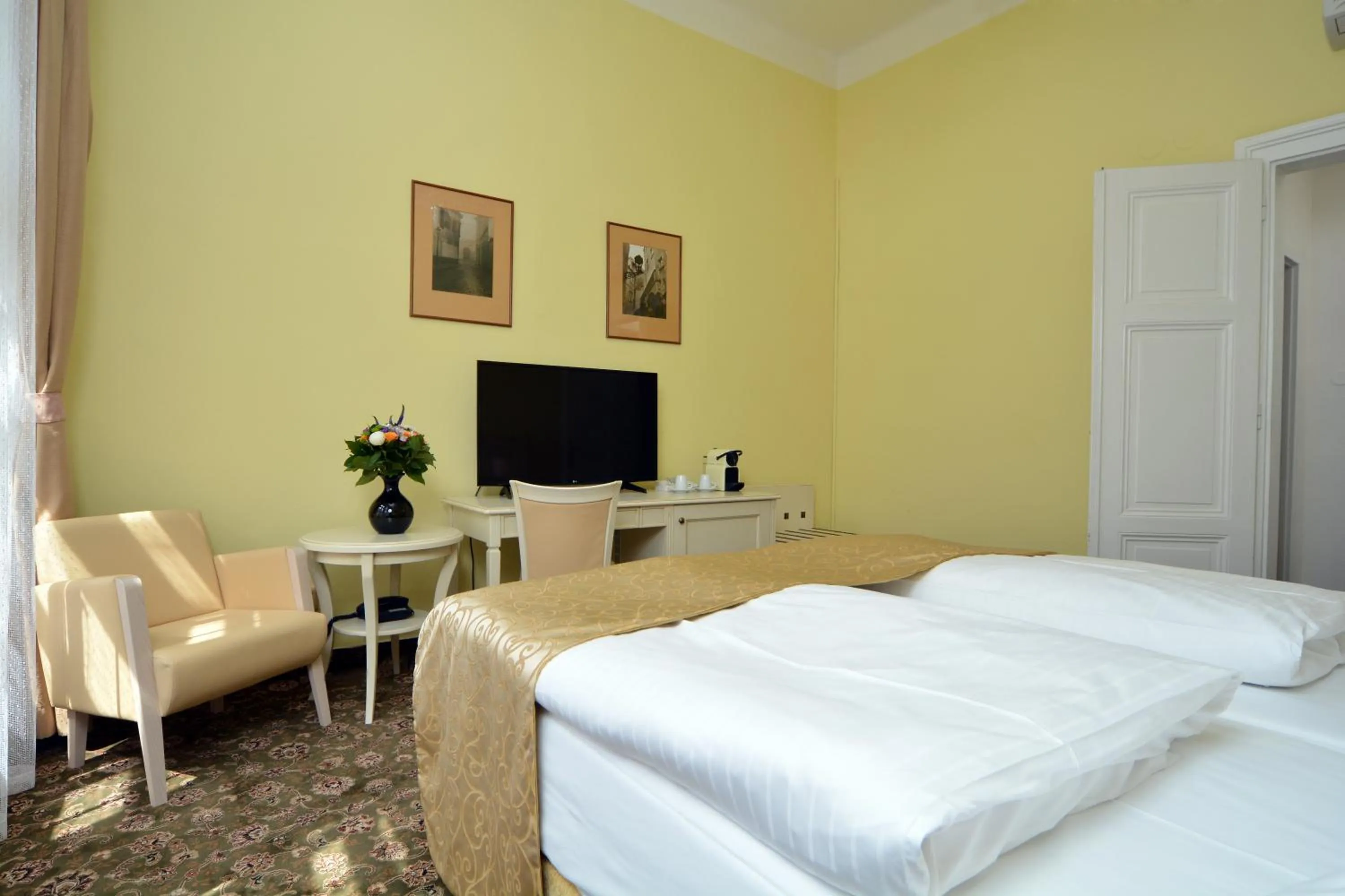 Bedroom, Bed in Hotel Metamorphis