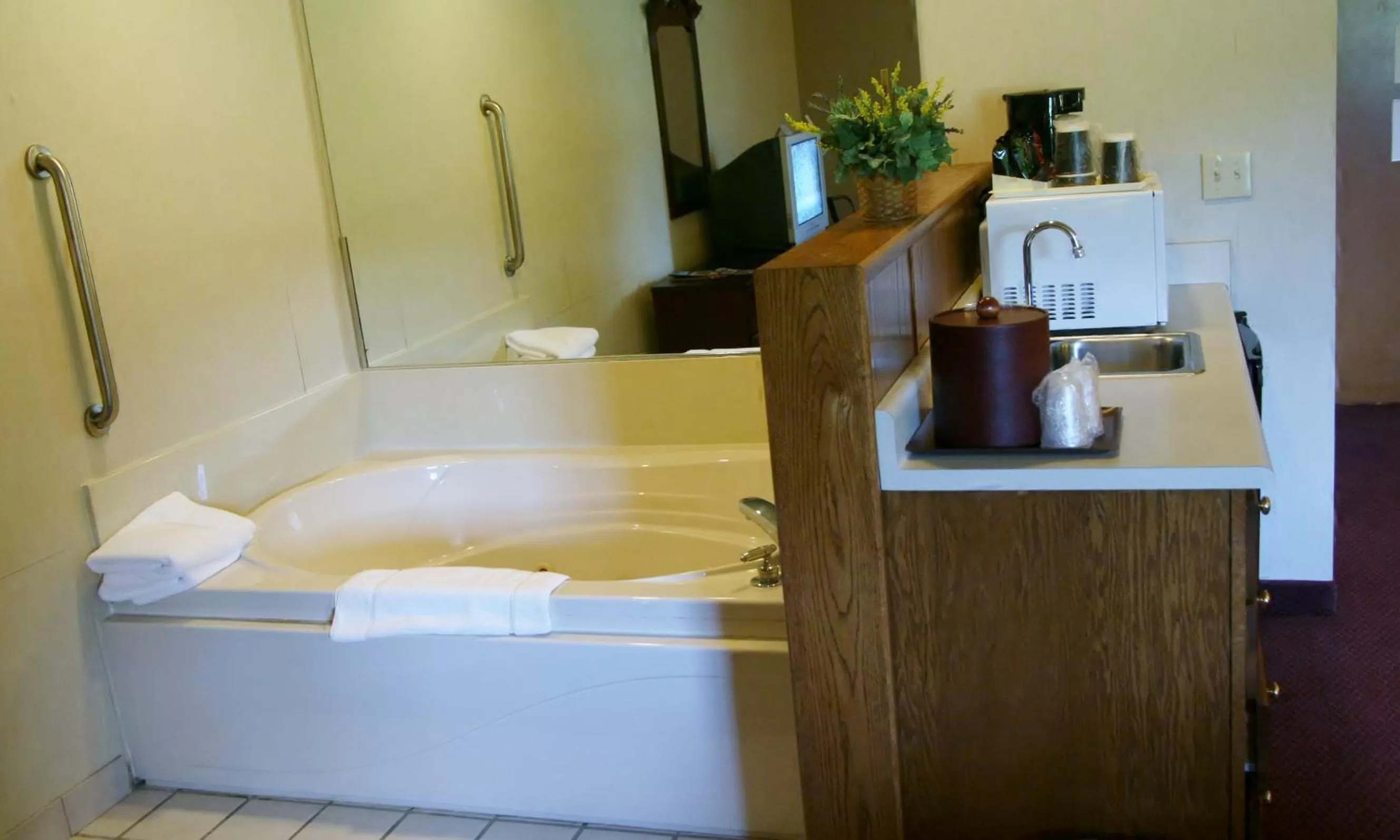 Coffee/tea facilities, Bed in Baymont by Wyndham Mount Vernon Renfro Valley