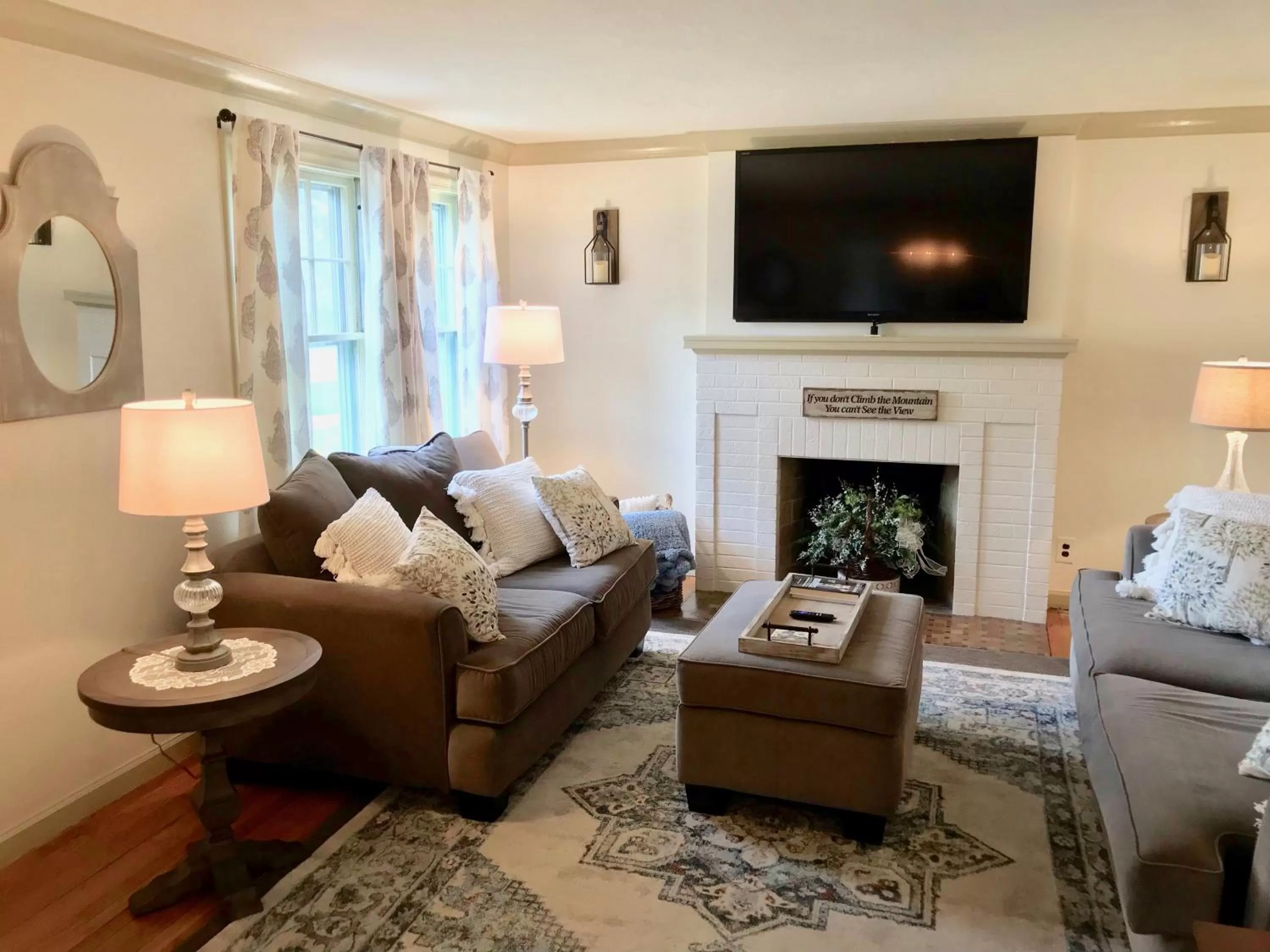 Communal lounge/ TV room, Seating Area in The Little Italy of Niagara Falls Bed & Breakfast