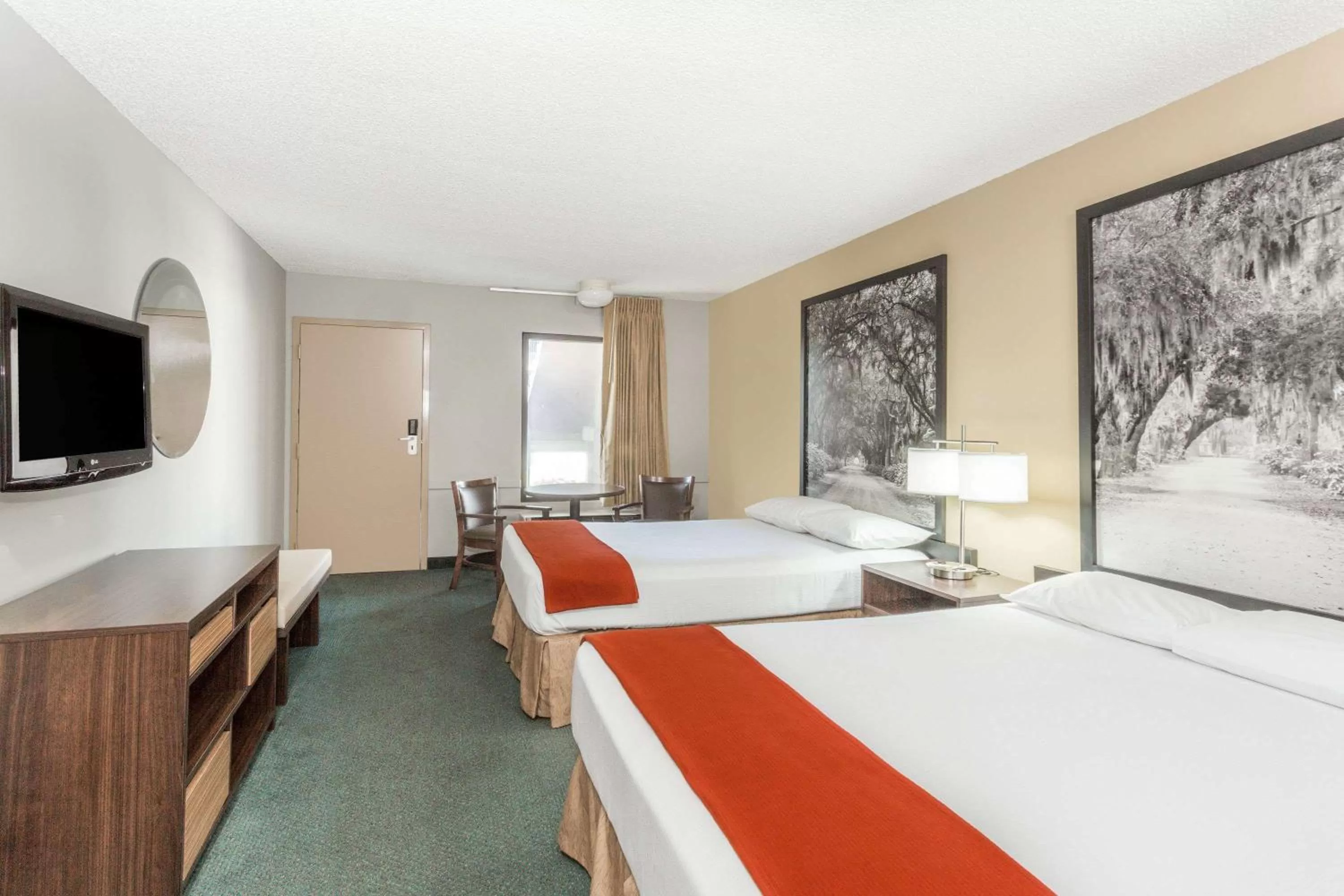 Photo of the whole room, Bed in Super 8 by Wyndham Adel GA I-75