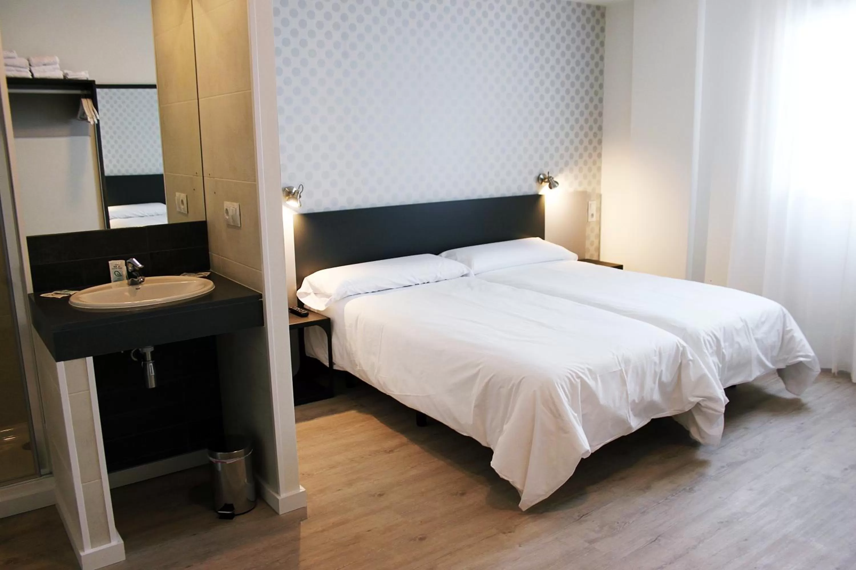 Photo of the whole room, Bed in Checkin Urban Nevada