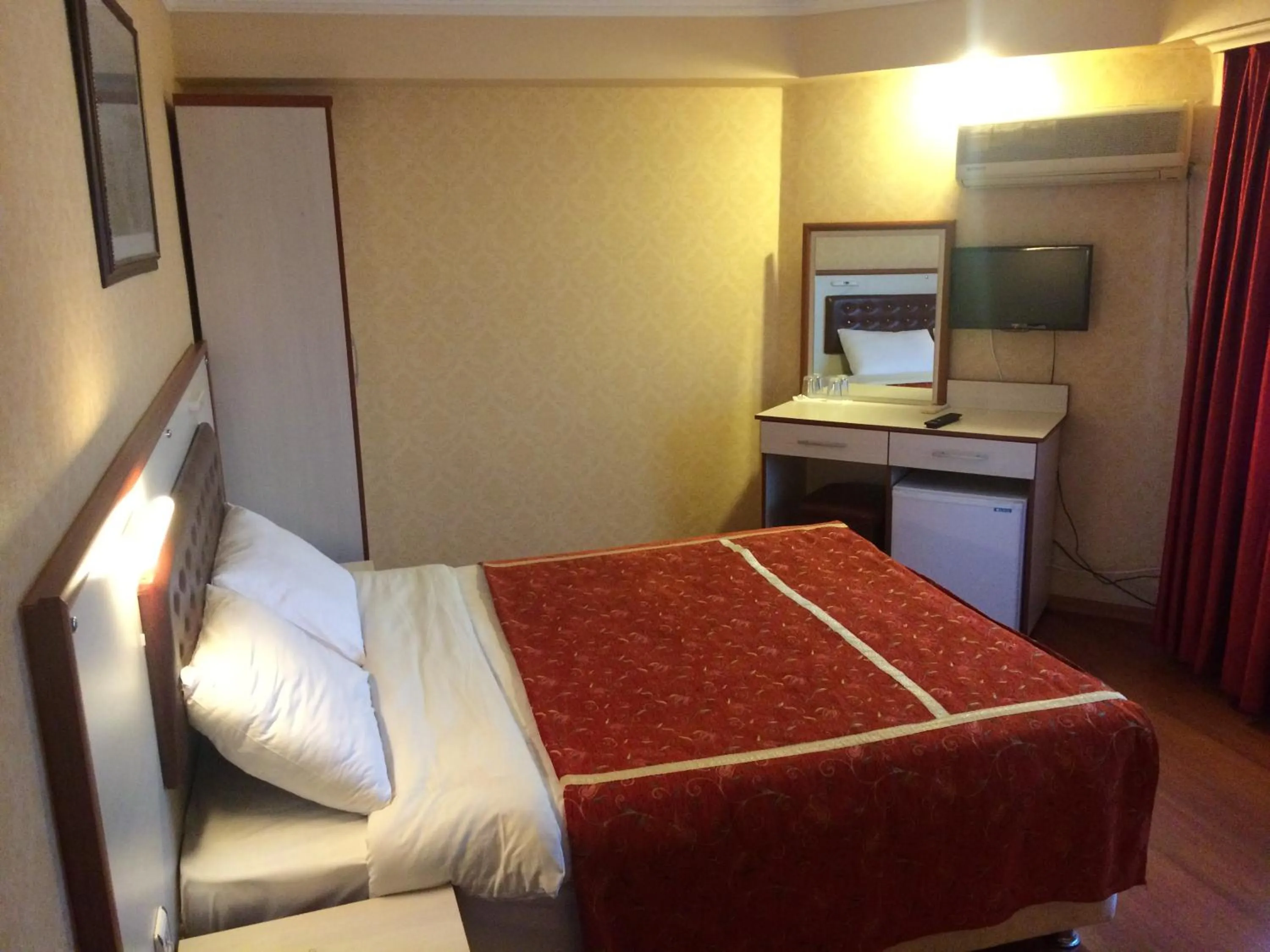 Photo of the whole room, Bed in Tayhan Hotel