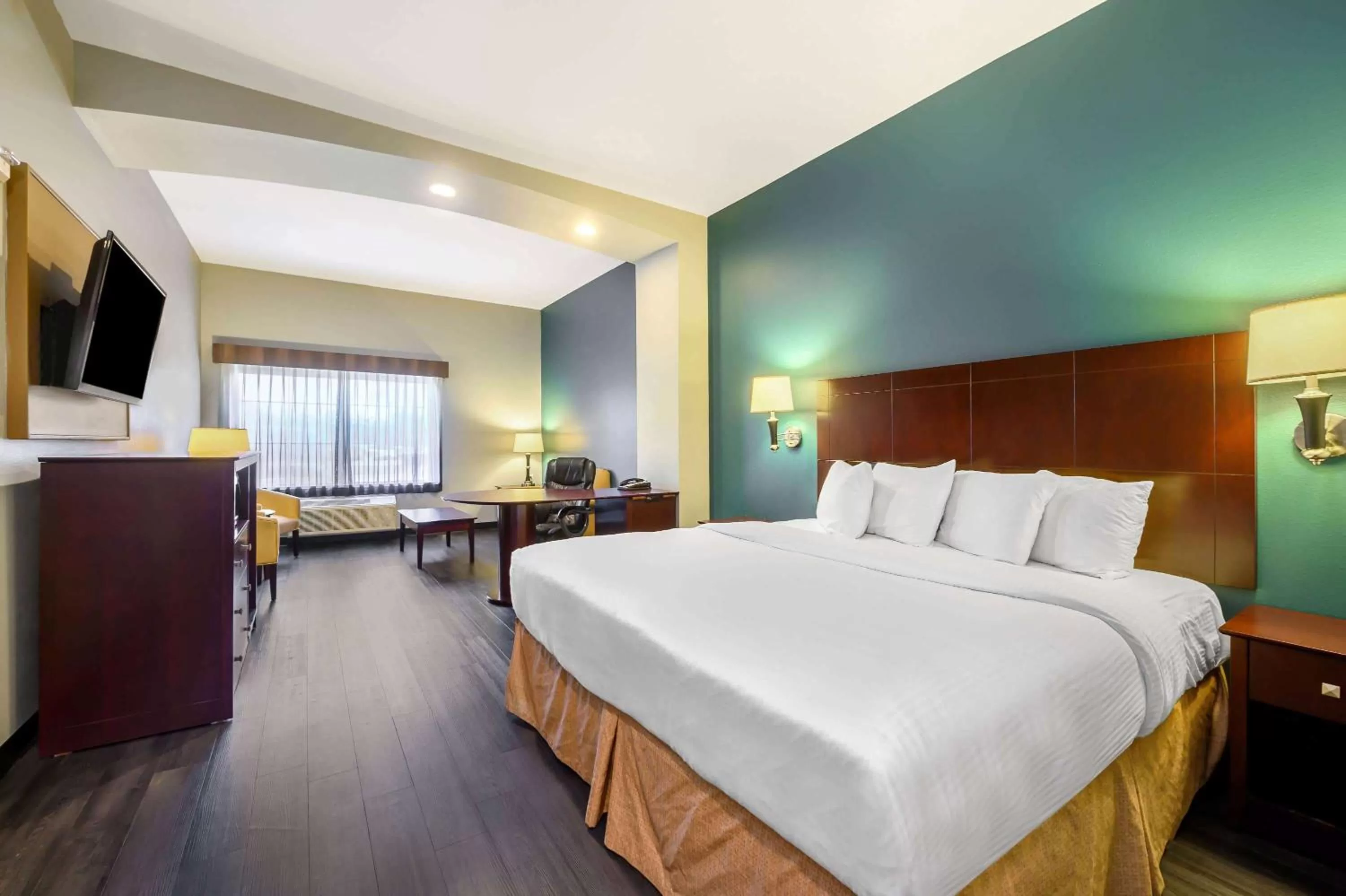 Photo of the whole room, Bed in La Quinta by Wyndham Longview North