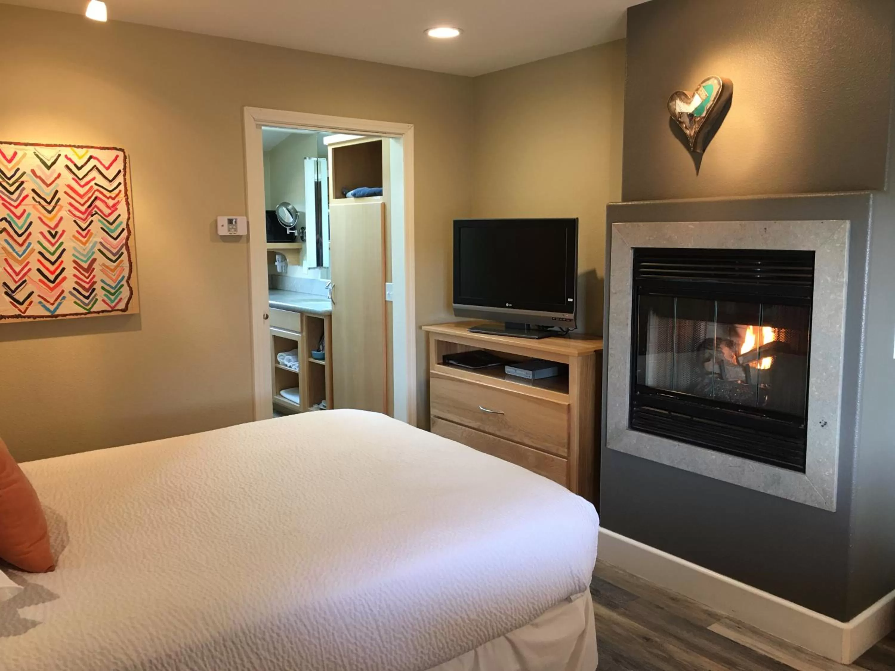 TV and multimedia, Bed in Cambria Shores Inn