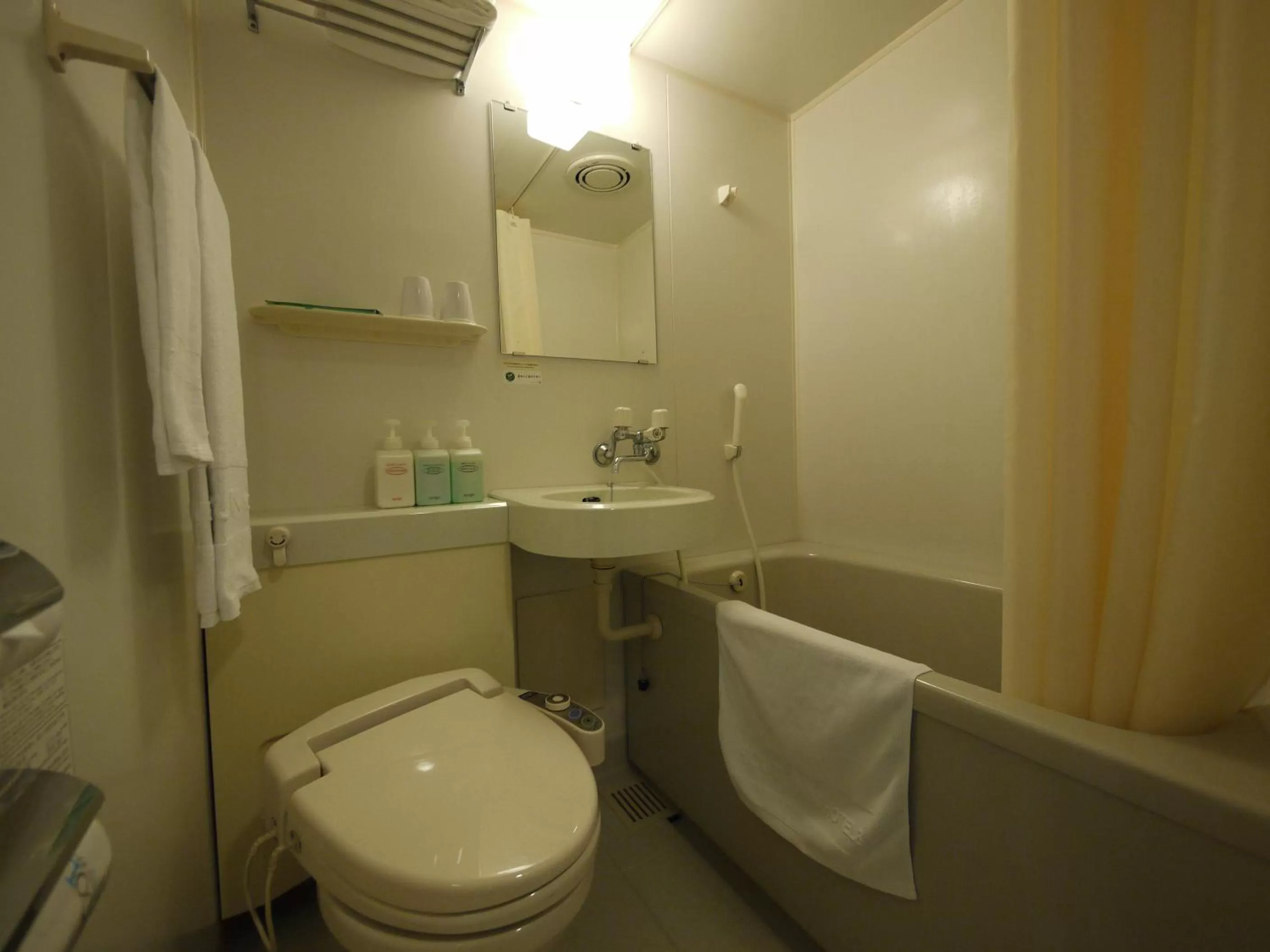 Shower in Hotel Route-Inn Osaka Honmachi