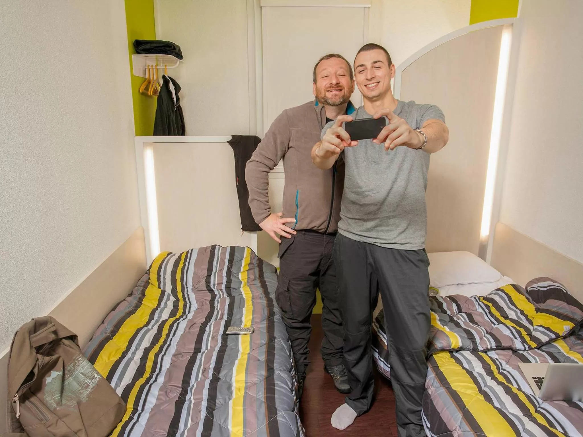 Photo of the whole room, Bed in Unisotel Sens Nord EX F1