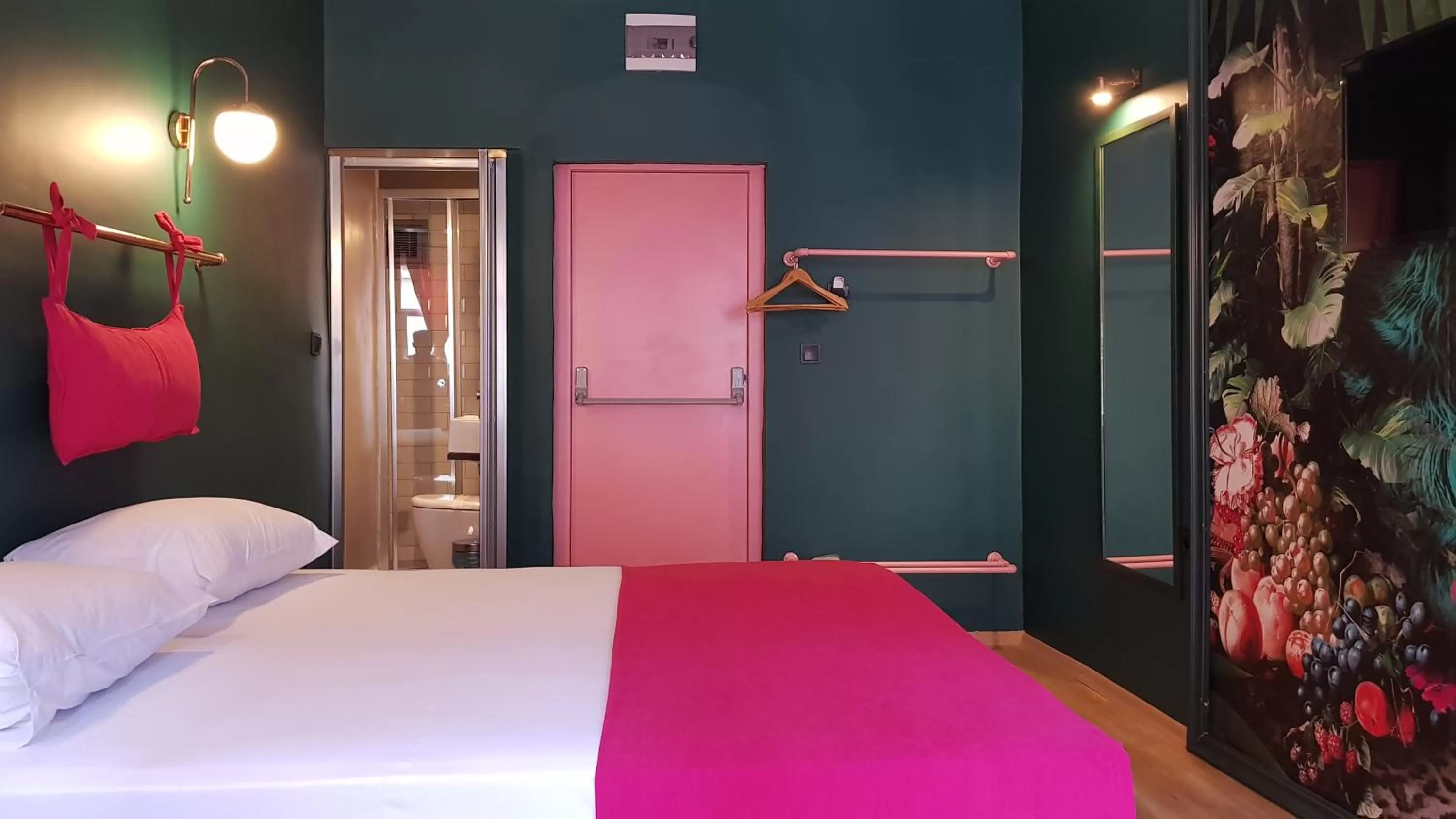 Bathroom, Bed in Casa Rosa Suites