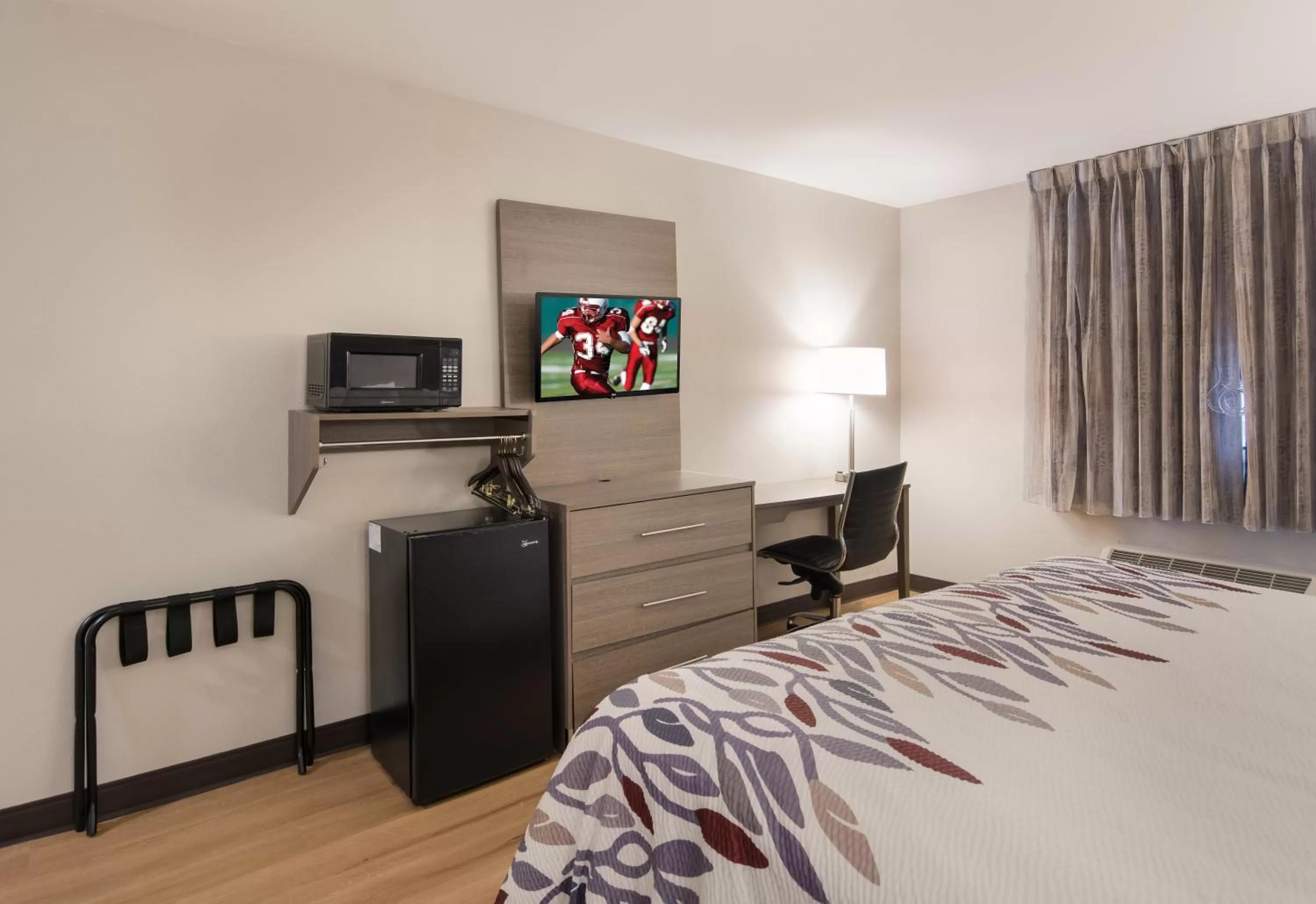 Photo of the whole room, Bed in Red Roof Inn Chester