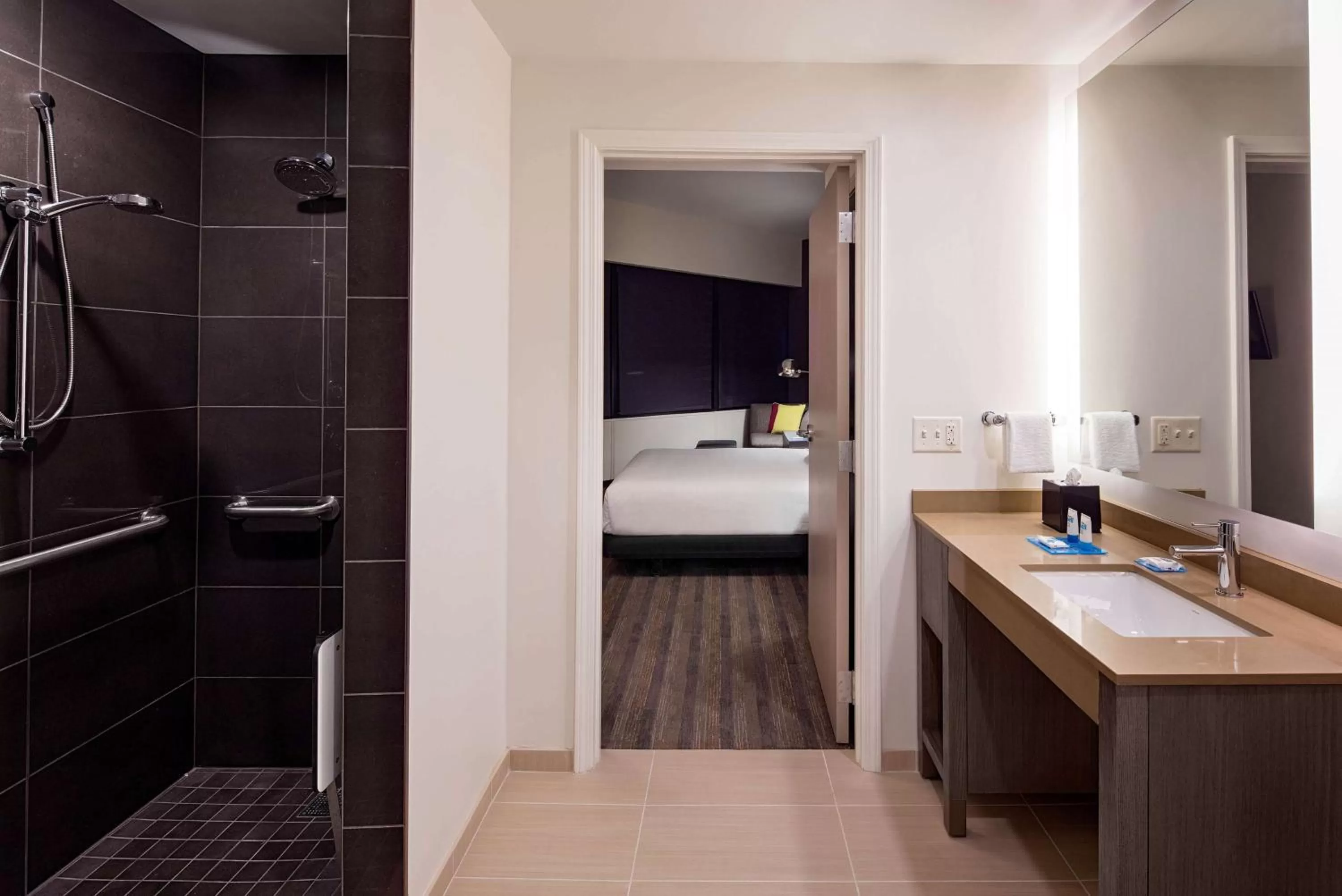 Bathroom, Bed in Hyatt House New Orleans Downtown