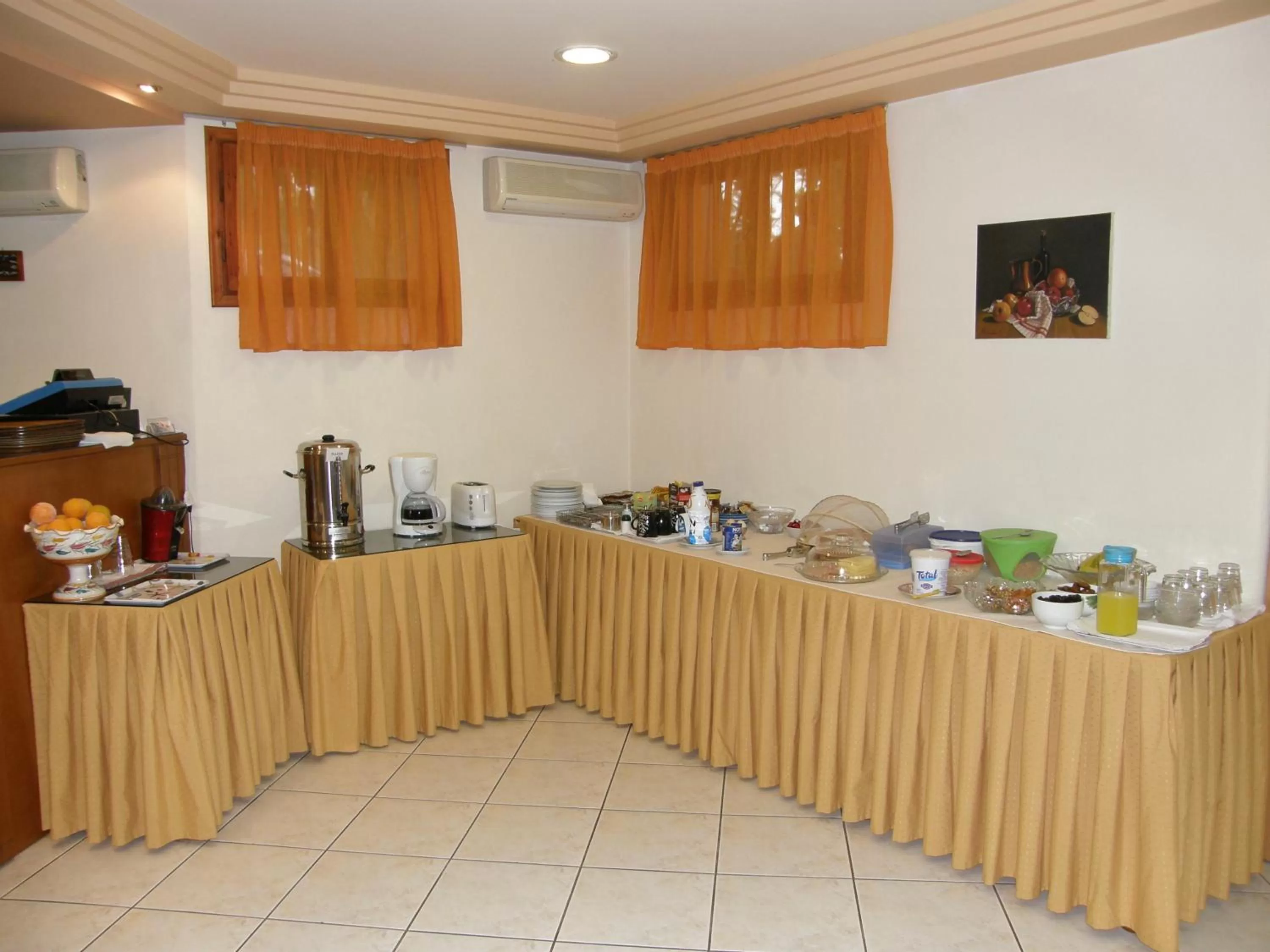 Restaurant/places to eat in Megim Hotel