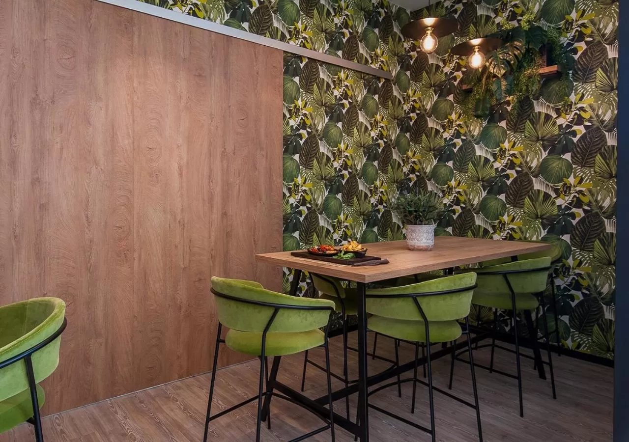 Restaurant/places to eat in Urban Ring Hotel