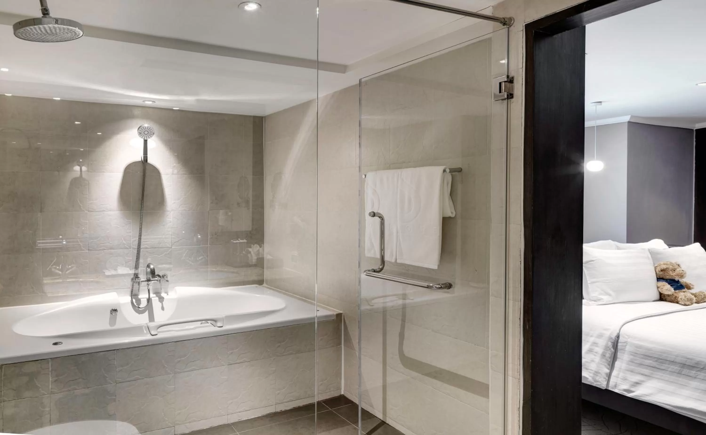 Single Suite with Spa Bath in S15 Sukhumvit Hotel- SHA Extra Plus