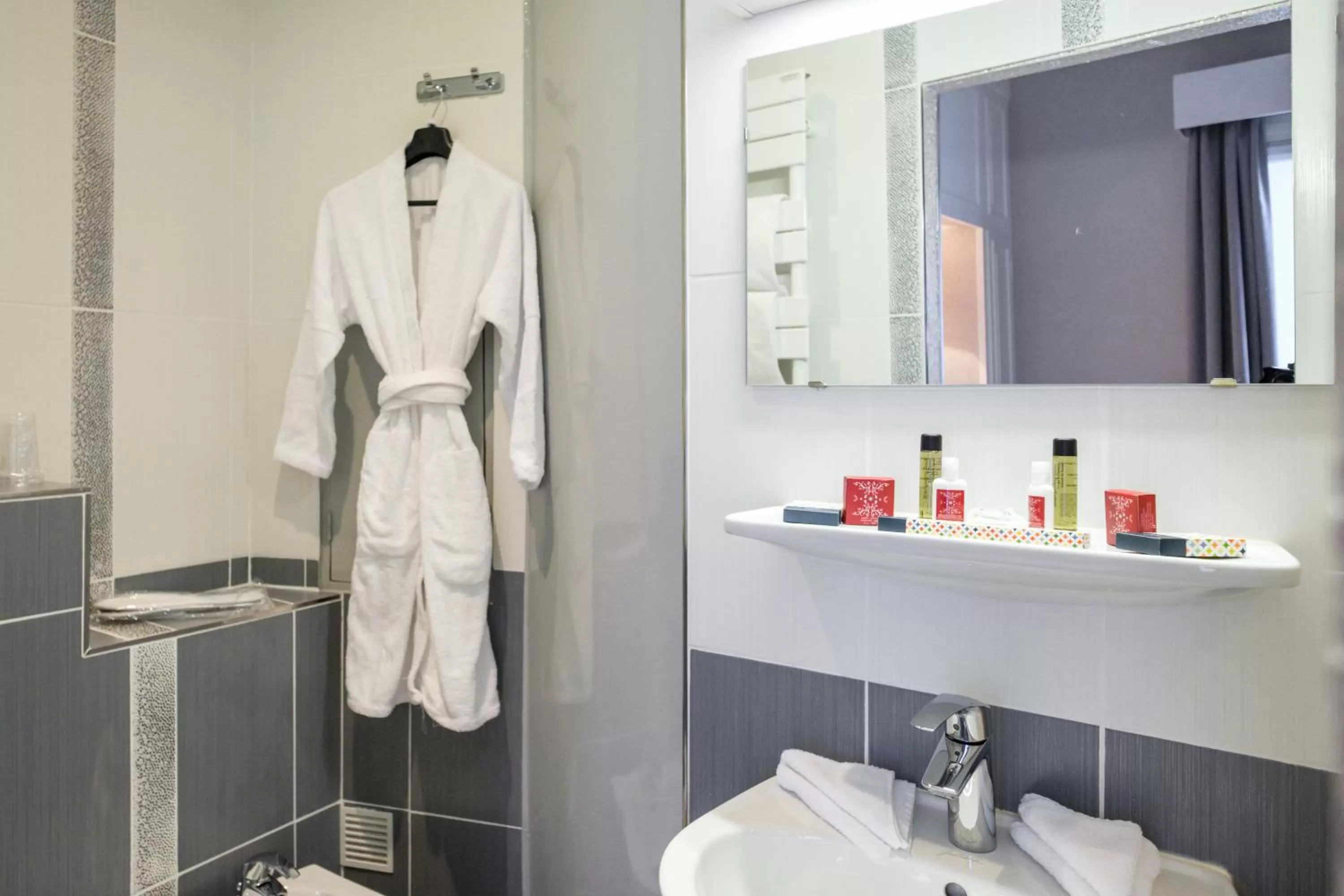 Bathroom in HOTEL DE PARIS MONTPARNASSE