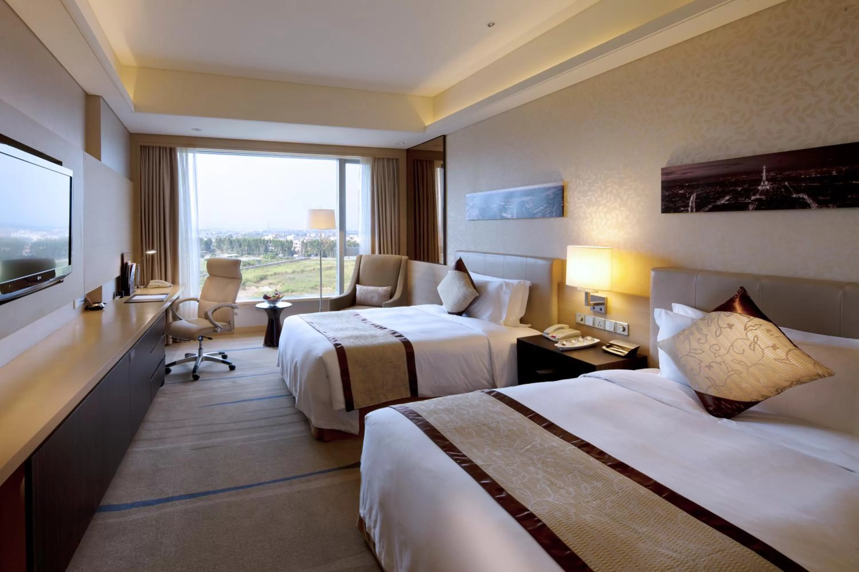 Photo of the whole room, Bed in Crowne Plaza Guangzhou Huadu by IHG
