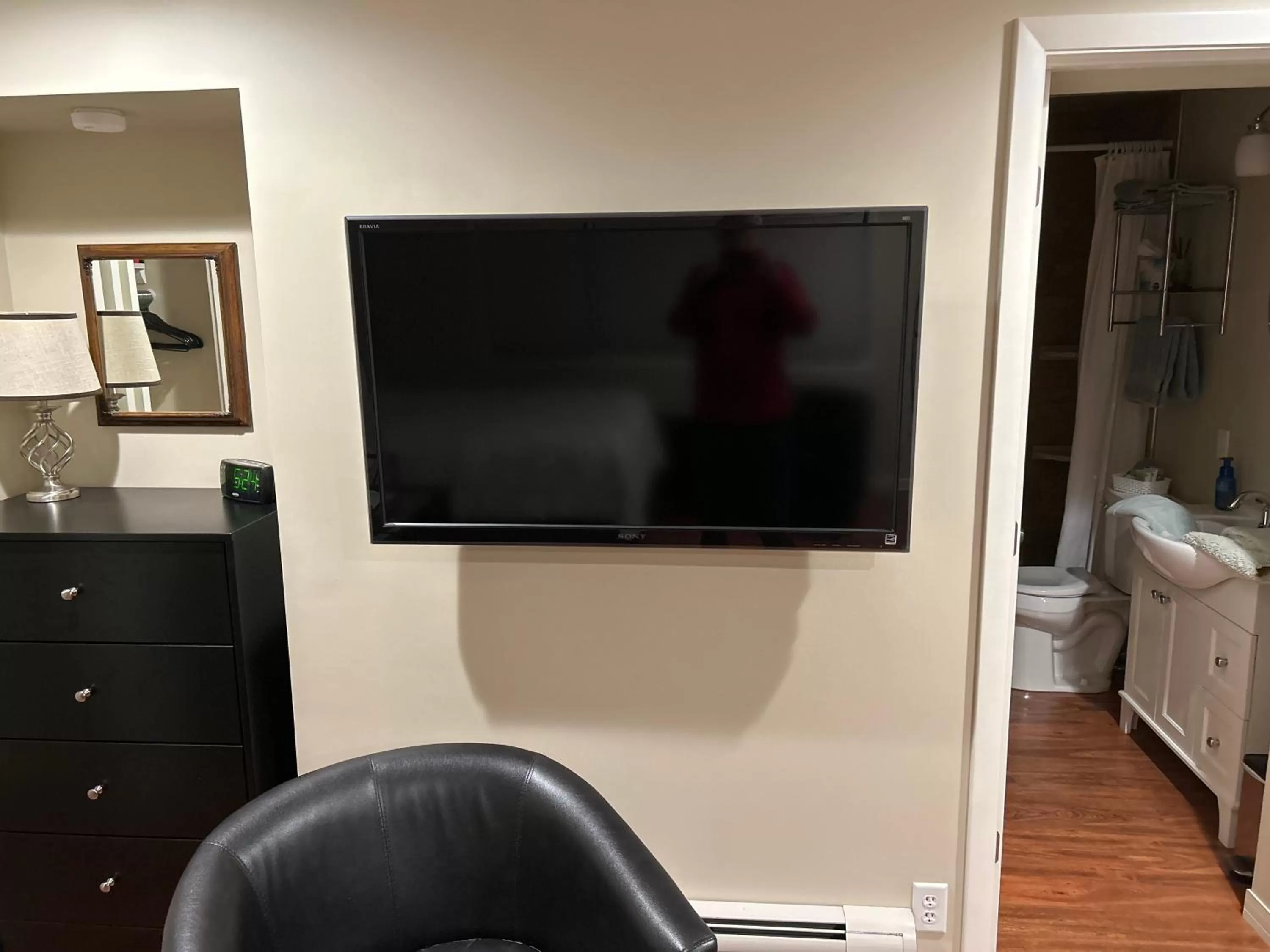 TV and multimedia, TV/Entertainment Center in HA Whitney Inn