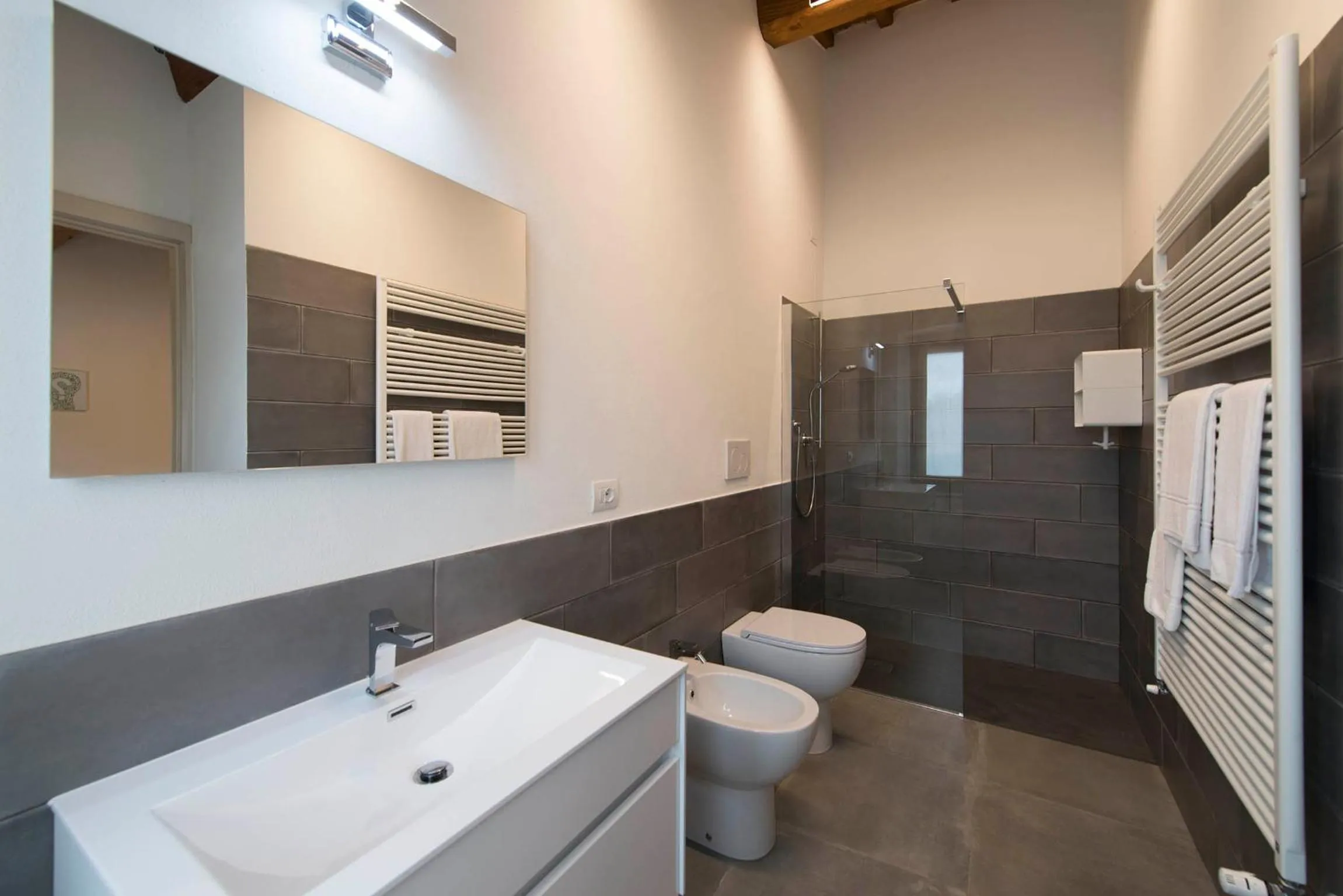 Bathroom in Pistoia Nursery Campus - agriturismo in città