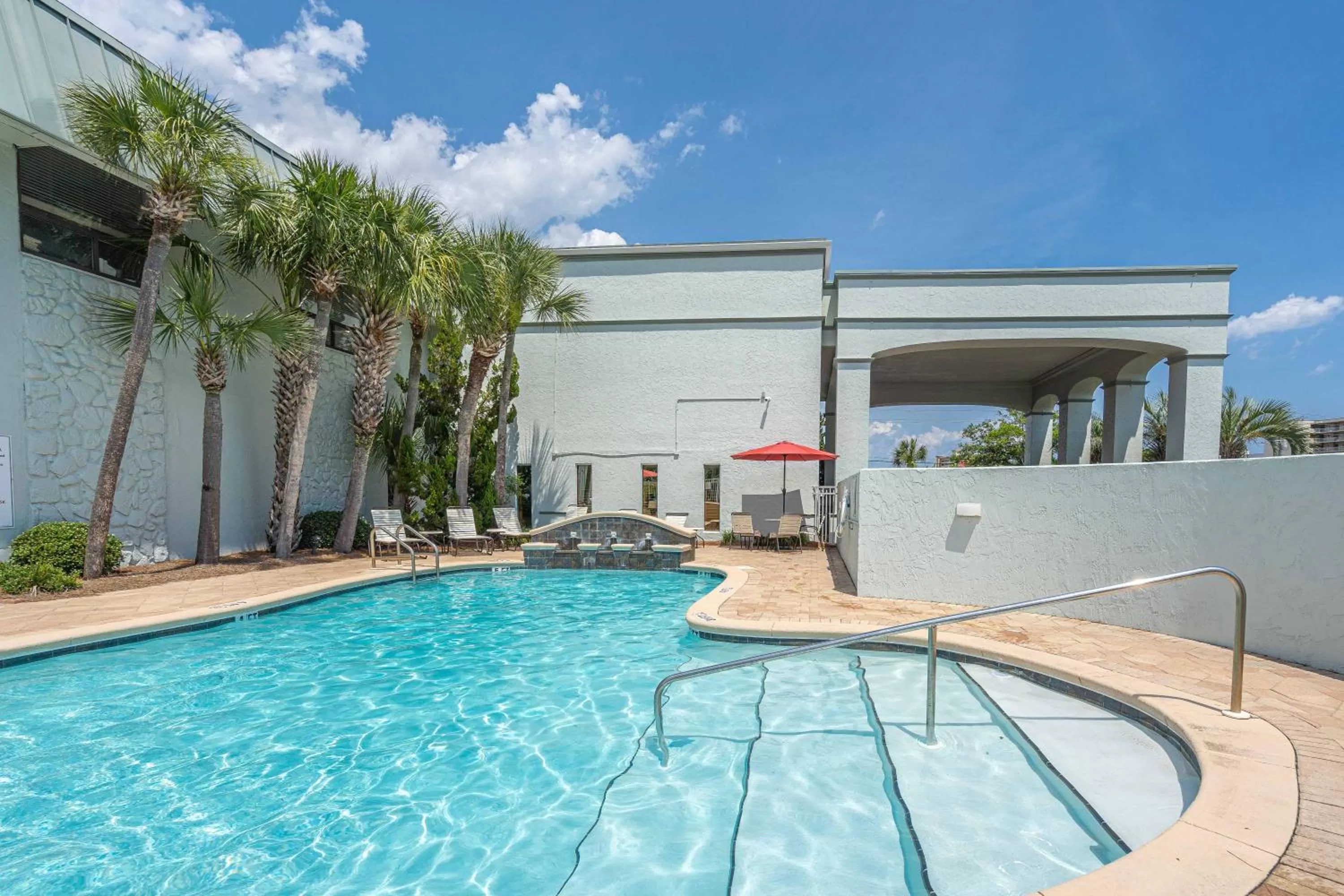 Swimming pool in Club Destin Condos