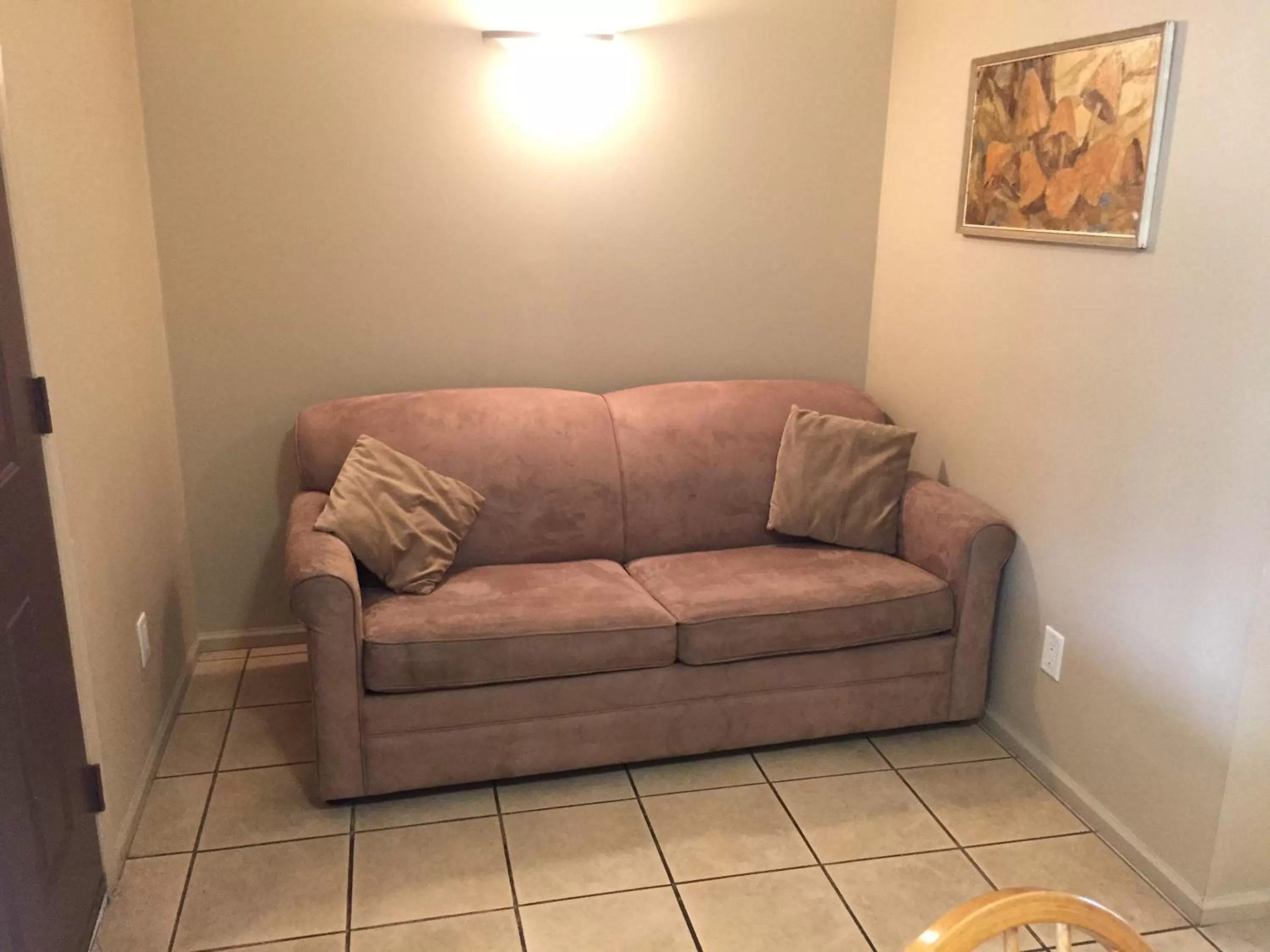 Living room in Avalon Inn