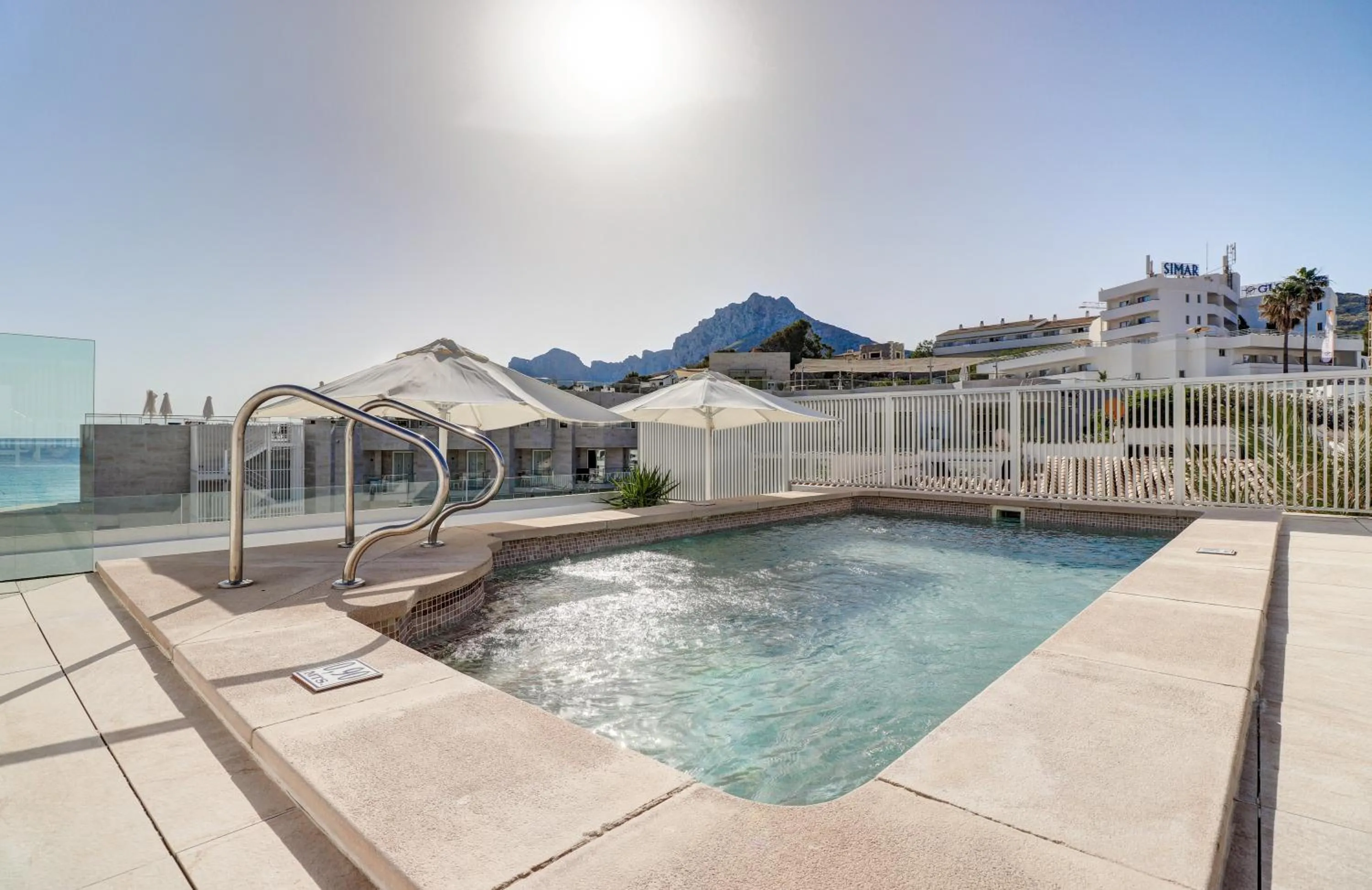 Swimming pool in Hoposa Niu