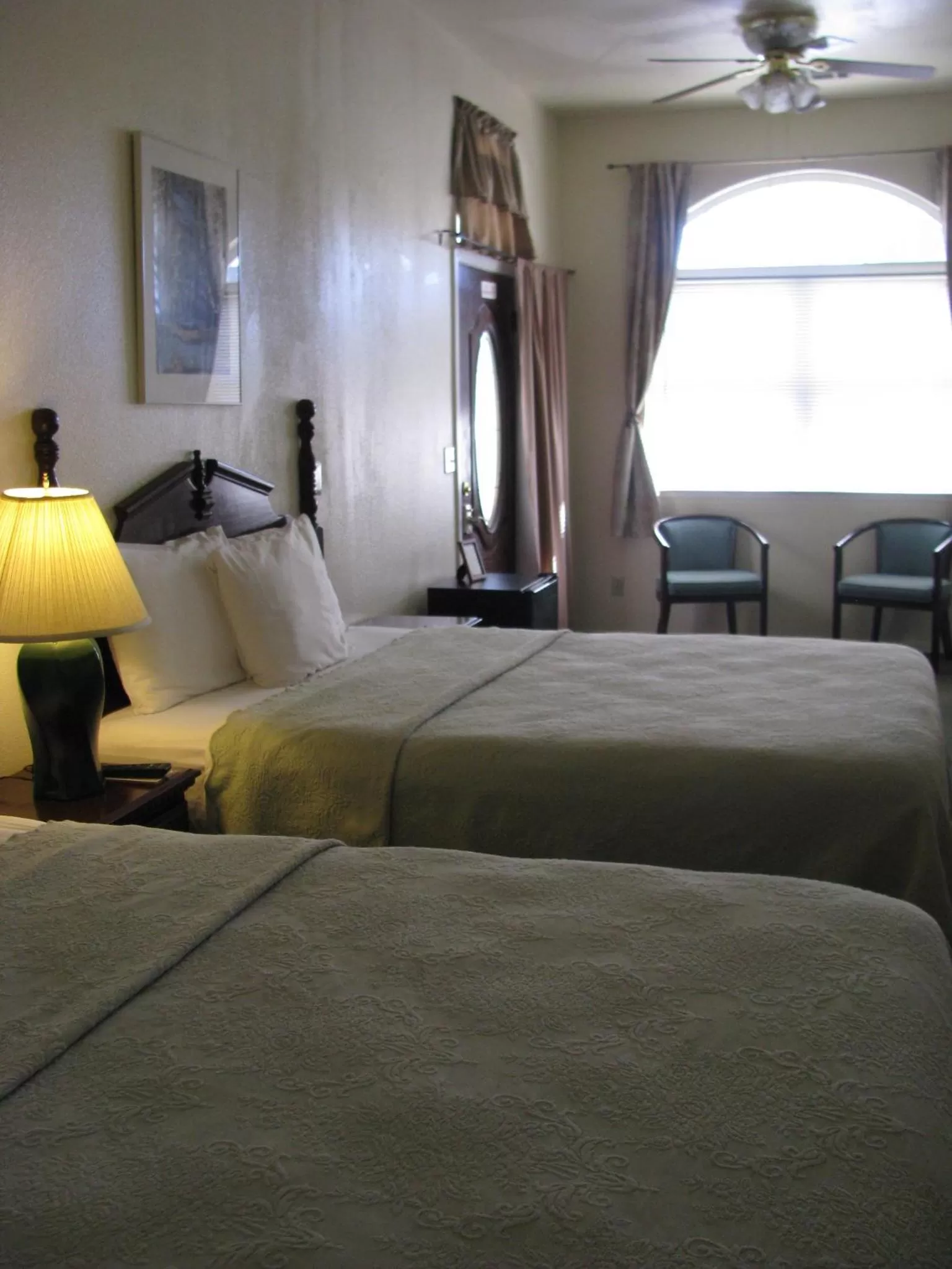Photo of the whole room, Bed in 5th Street Inn