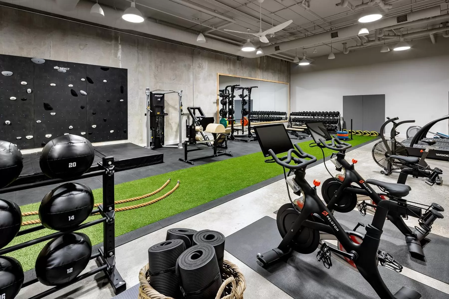 Fitness centre/facilities in 1 Hotel Toronto
