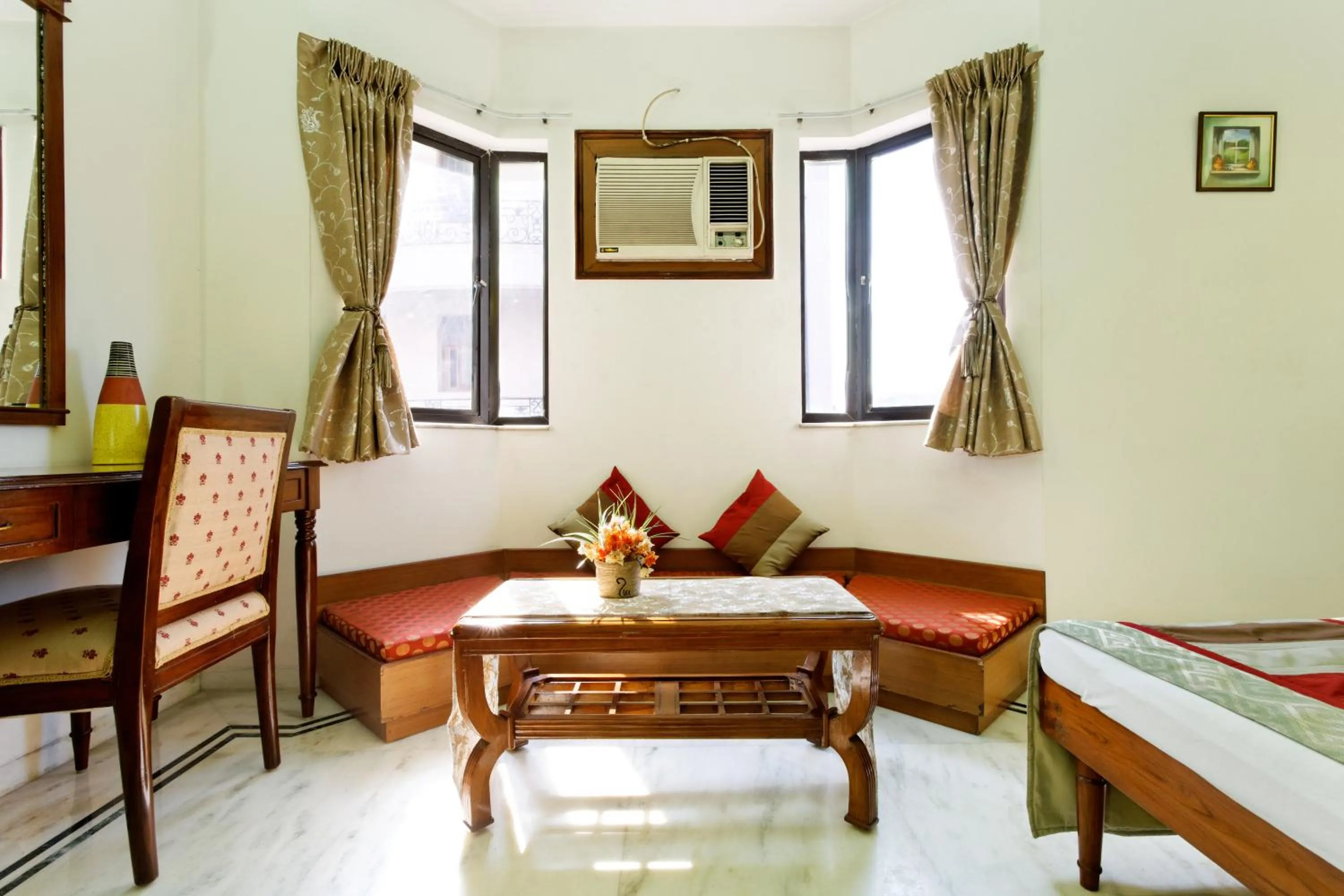 Seating area, Bed in Silver Oak