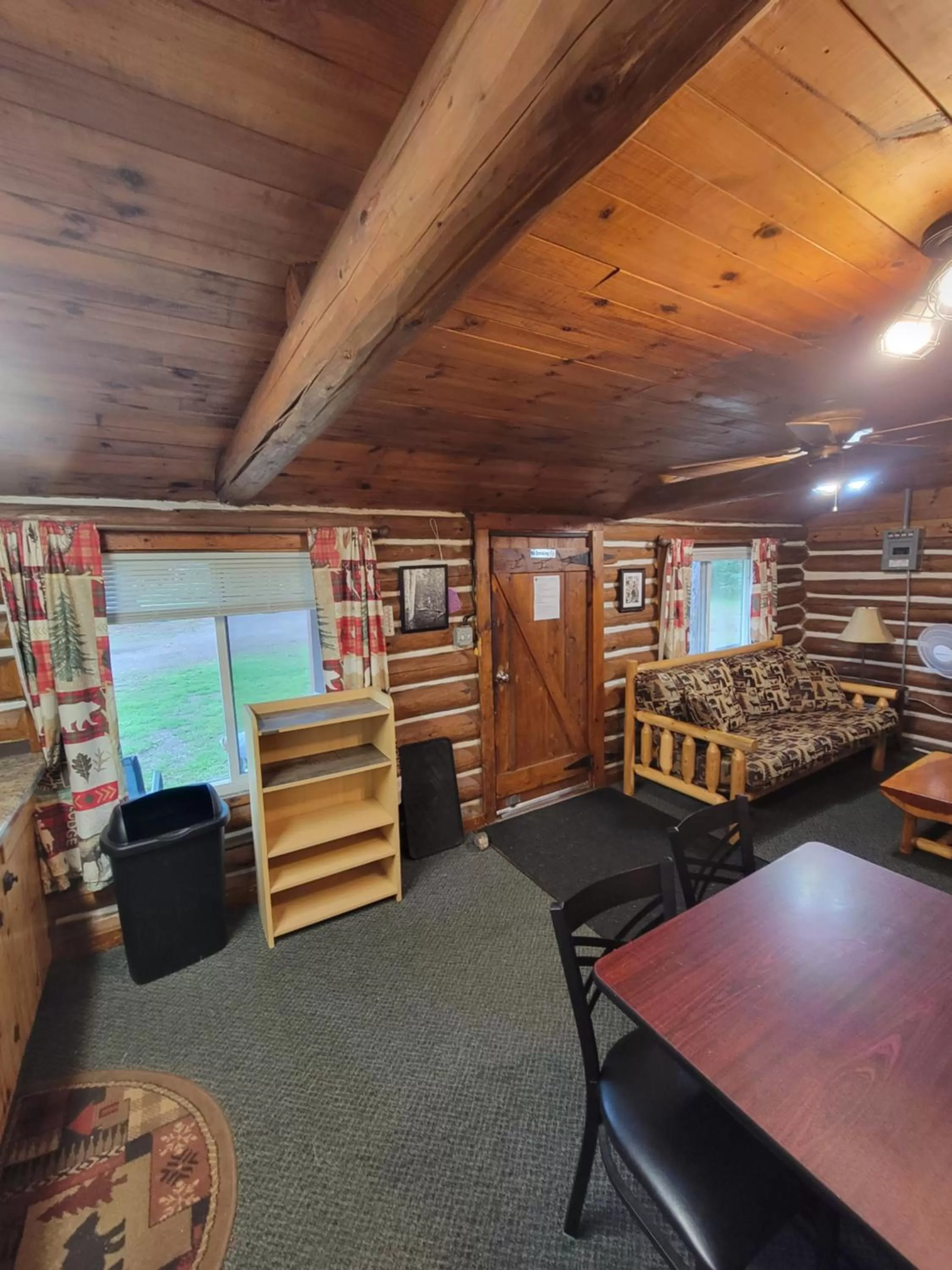 Living room in Two Rivers Motel and Cabins of Kenton, MI