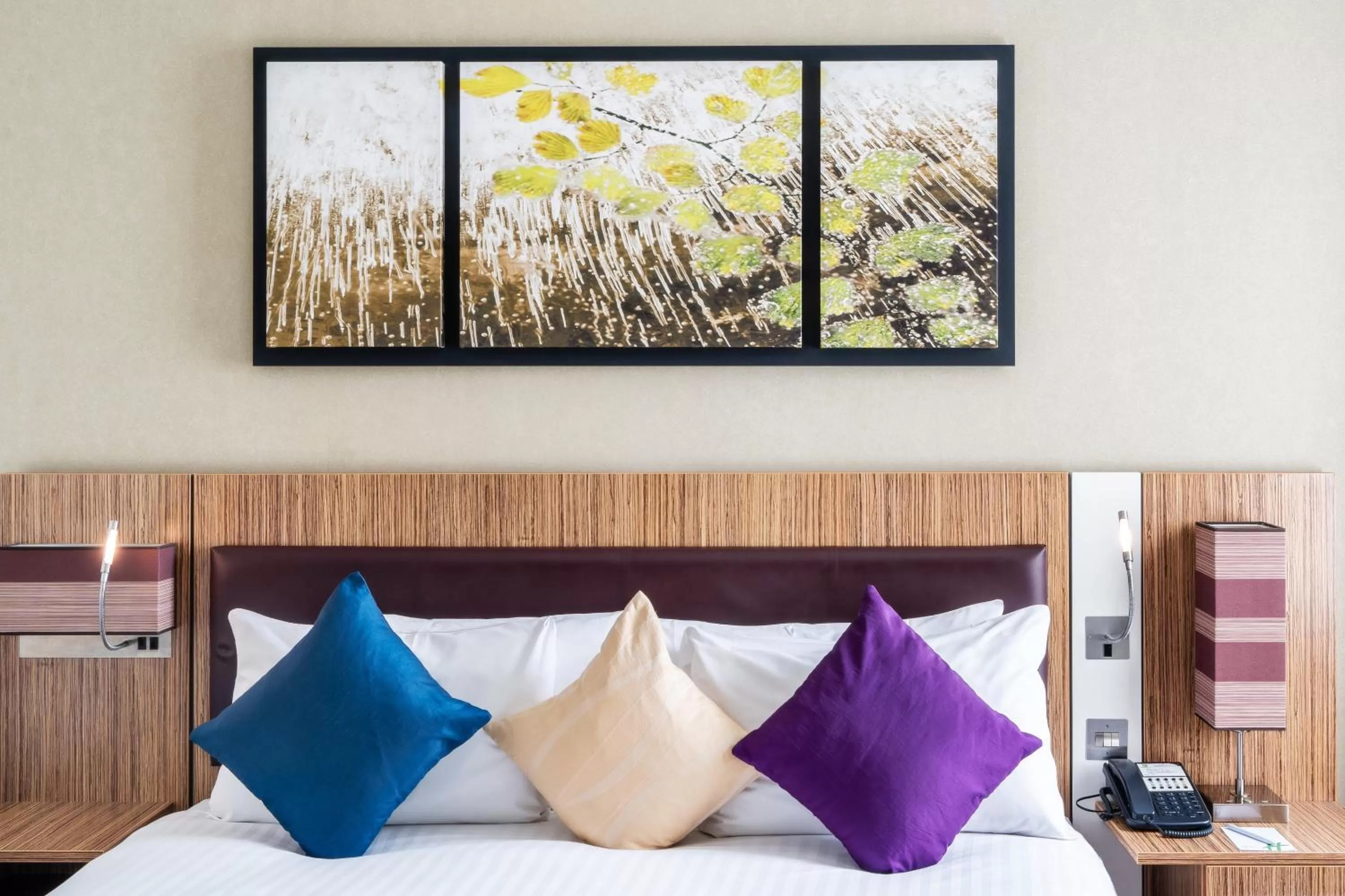 Photo of the whole room, Bed in Holiday Inn Stevenage by IHG