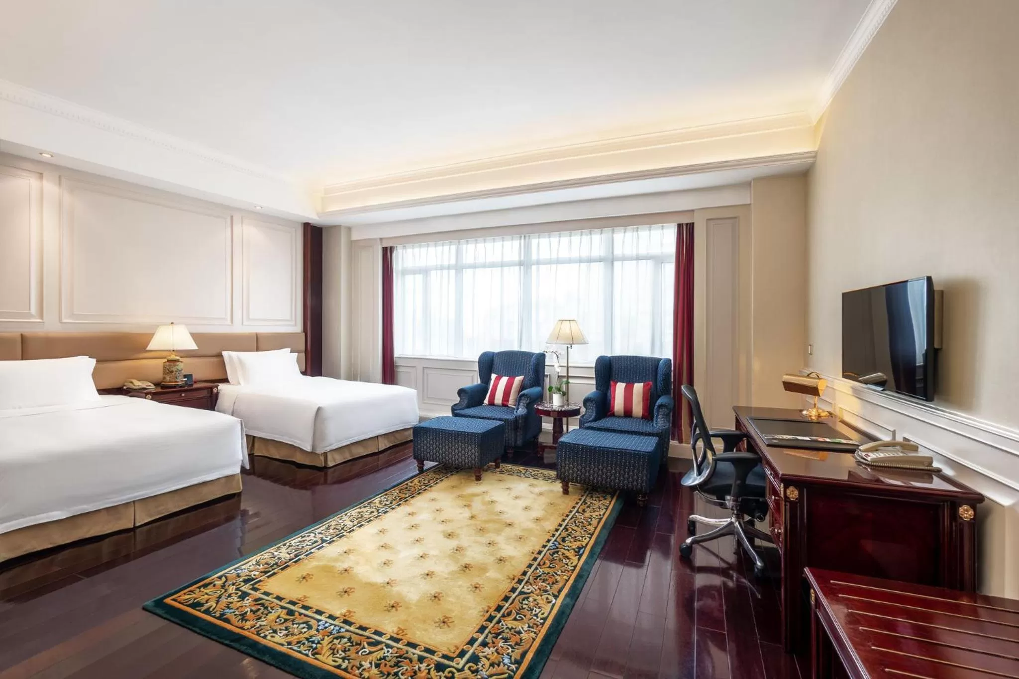 Photo of the whole room, Bed in Crowne Plaza Hotel & Suites Landmark Shenzhen by IHG