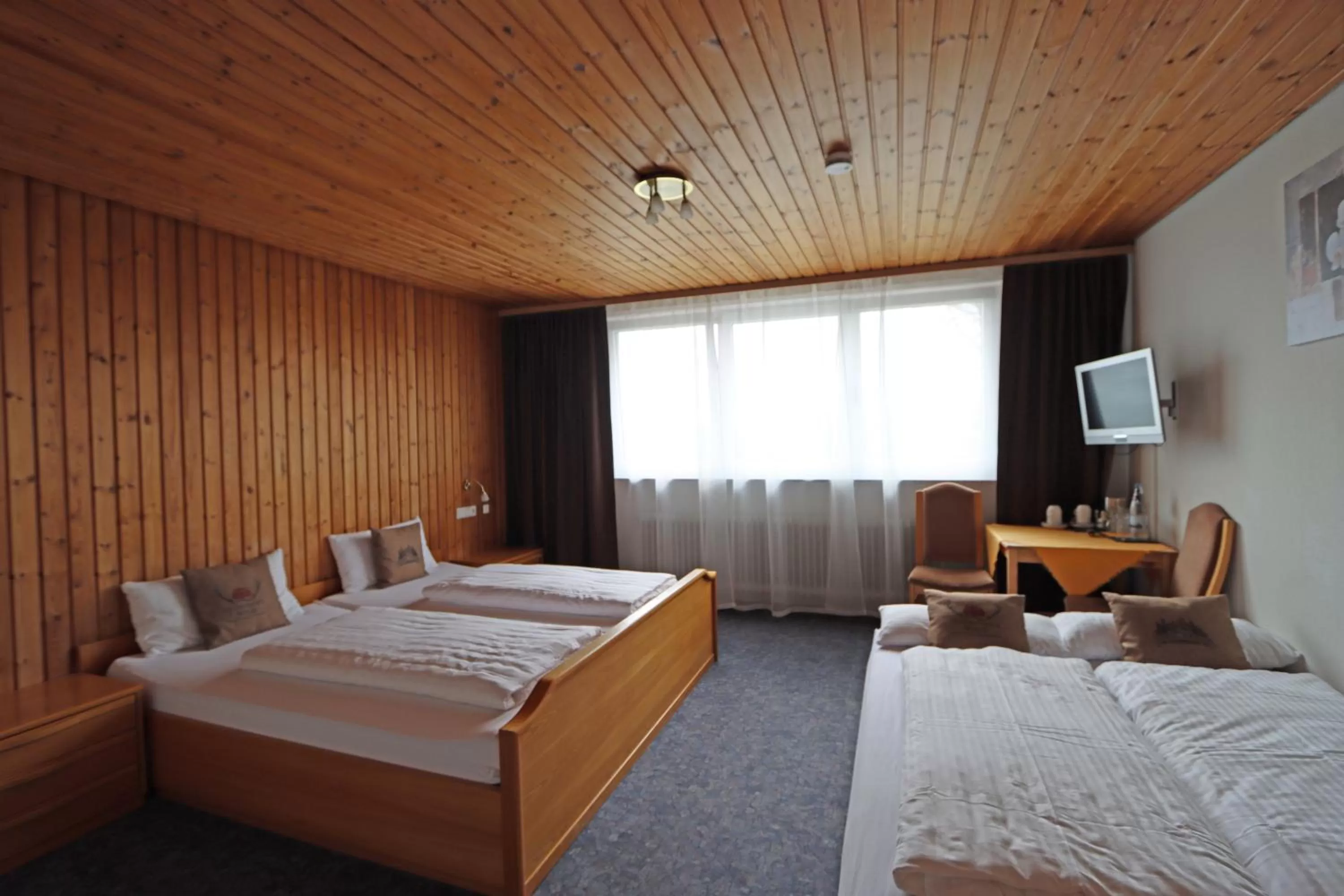 Bed in Hotel Kreuz Höhengasthof