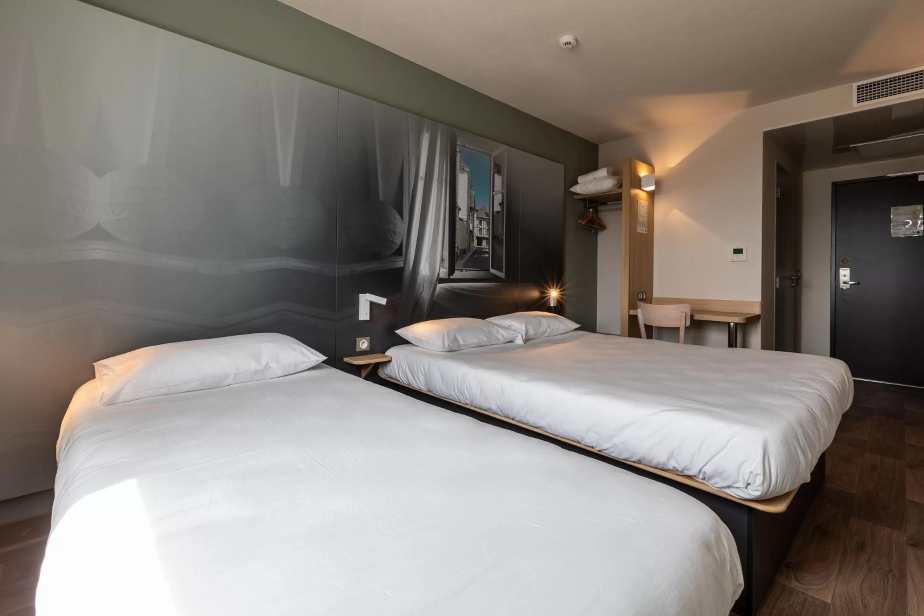 Bedroom, Bed in B&B HOTEL Troyes Magasins d'usine