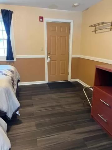 Bed in Briarcliff Motel