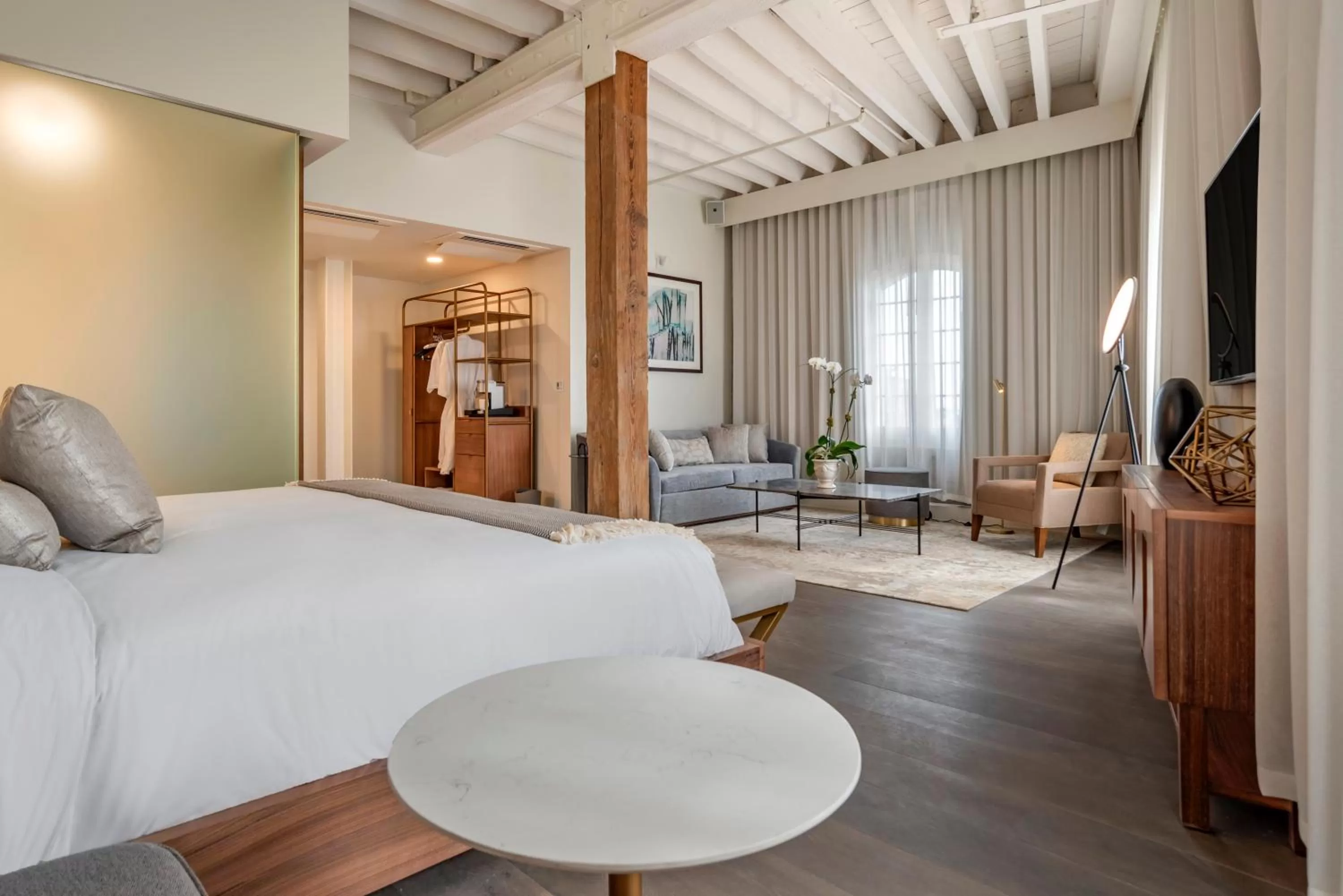 Seating area, Bed in ONE11 Hotel