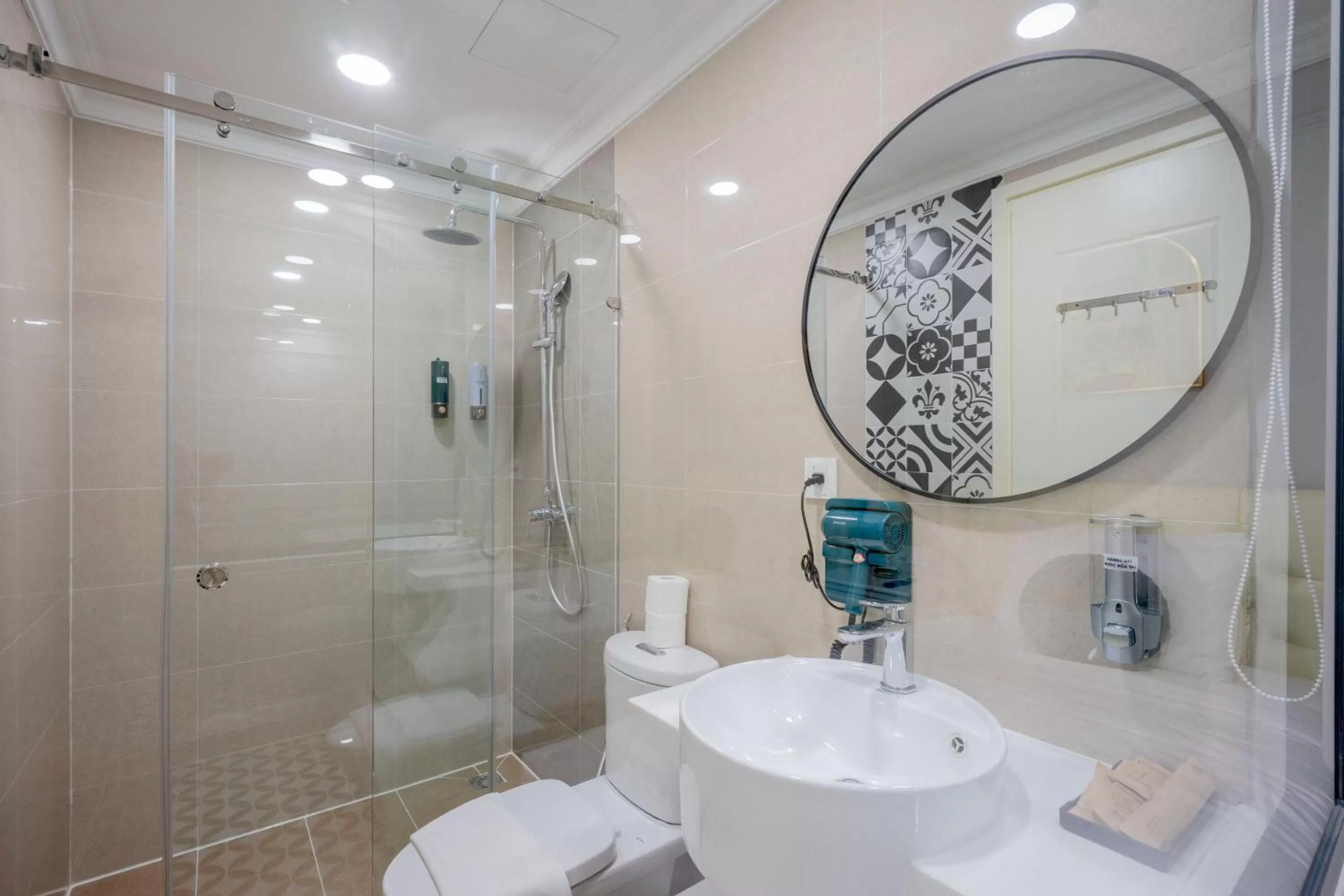 Shower, Bathroom in SAZI HOTEL - BÙI THỊ XUÂN