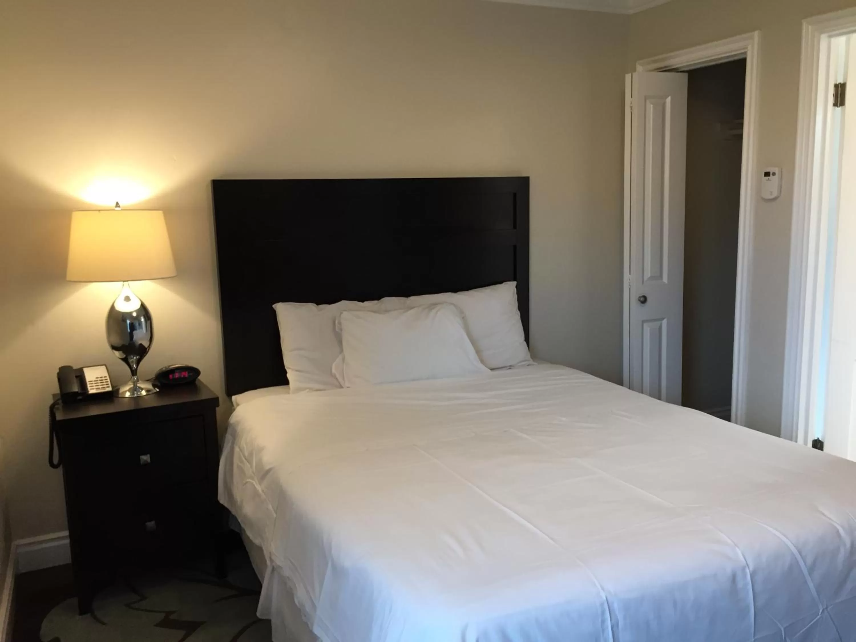 Bedroom, Bed in Beach Bungalow Inn and Suites