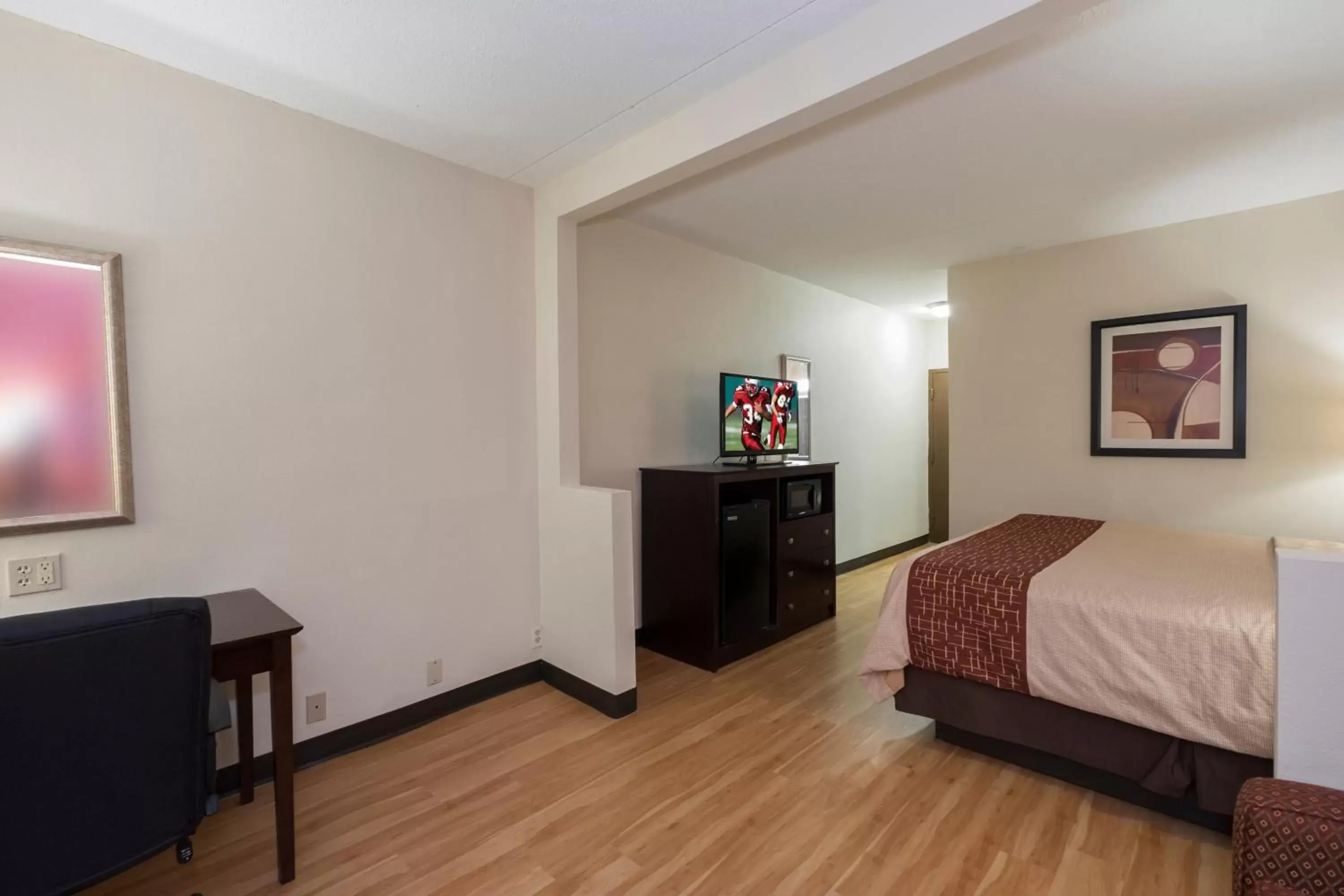 Superior King Suite - Smoking in Red Roof Inn & Suites Cincinnati North-Mason Superior King Suite - Smoking in Red Roof Inn & Suites Cincinnati North-Mason