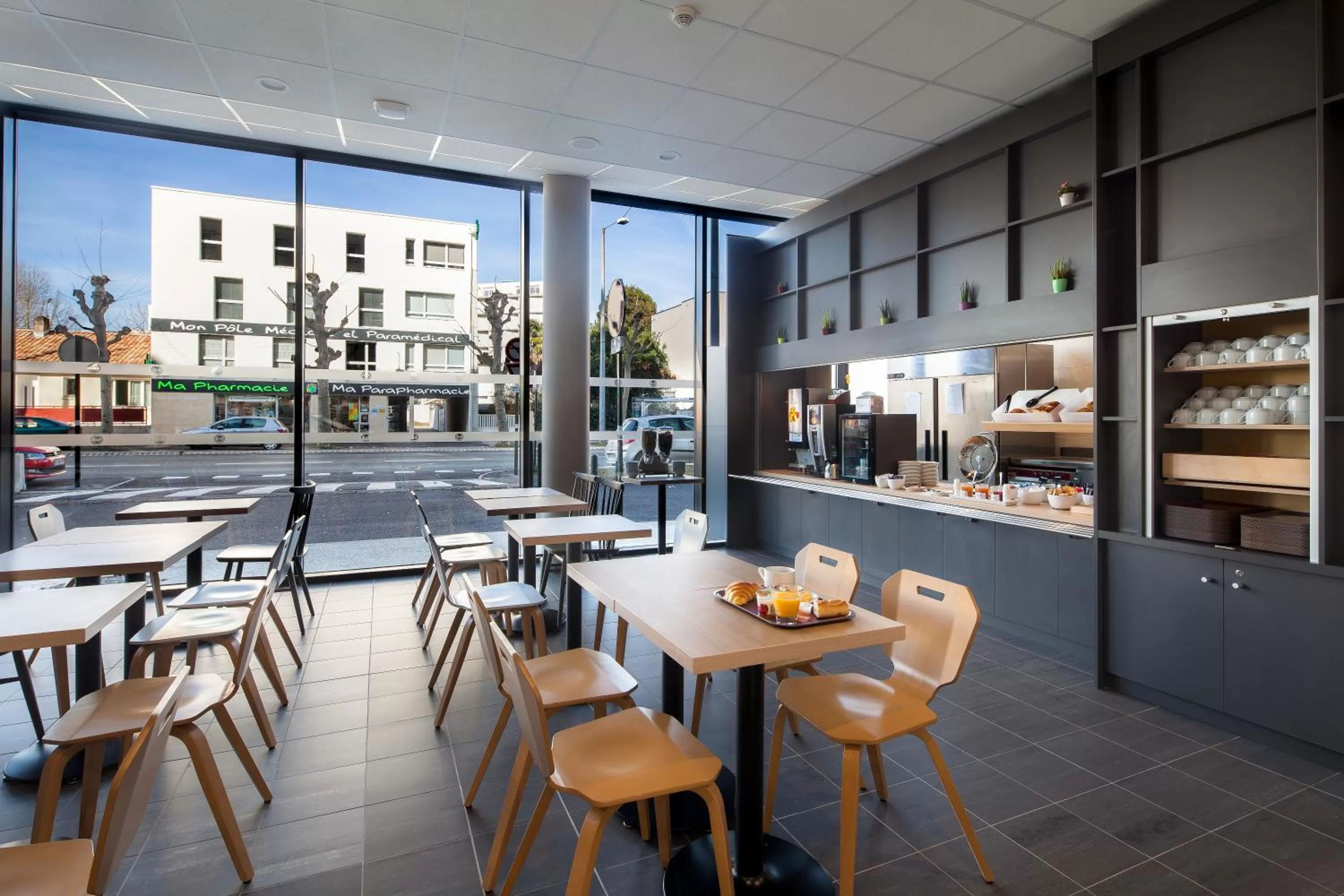 Restaurant/places to eat in B&B HOTEL Bordeaux Centre Bègles