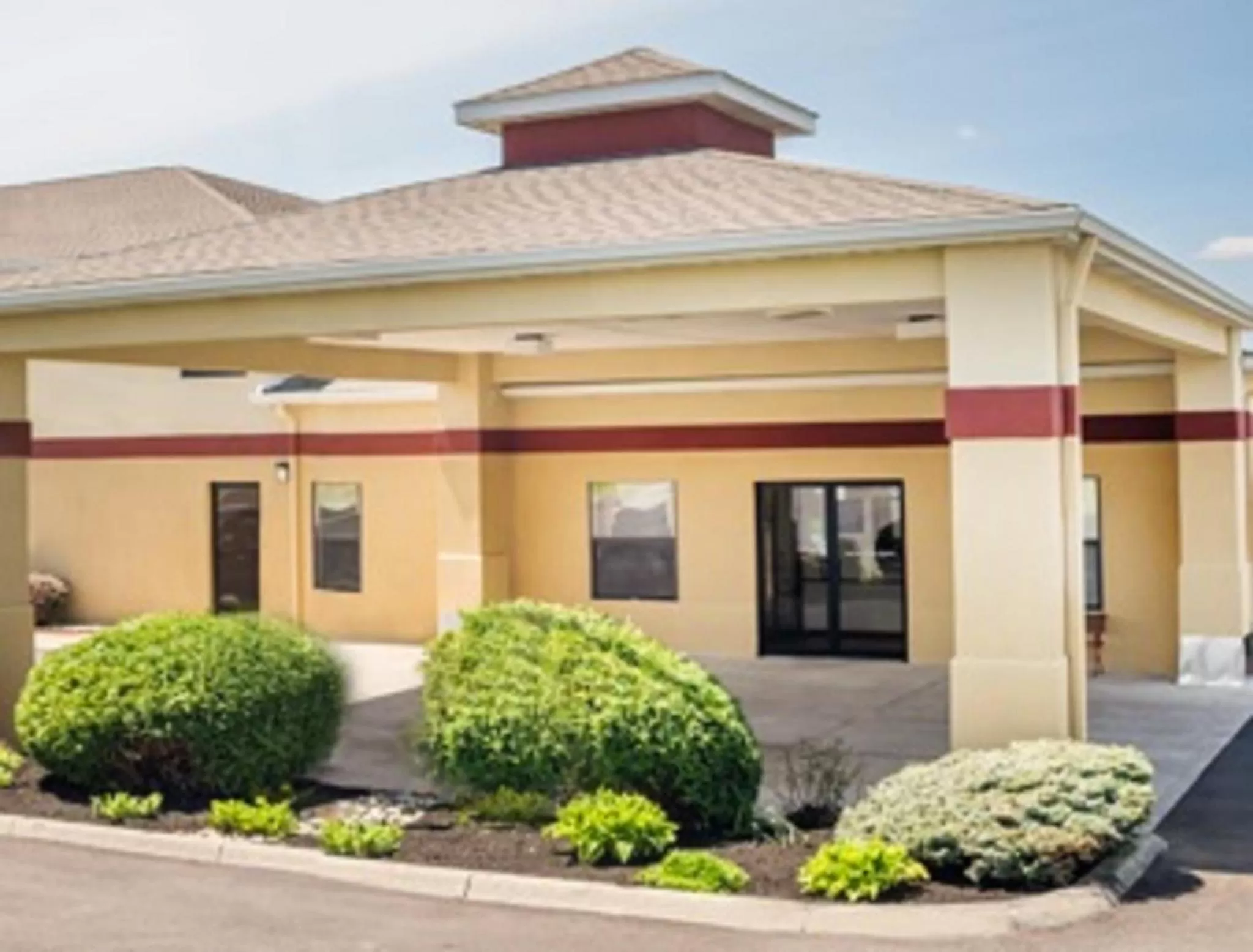 Facade/entrance in Super 8 by Wyndham Bellefontaine