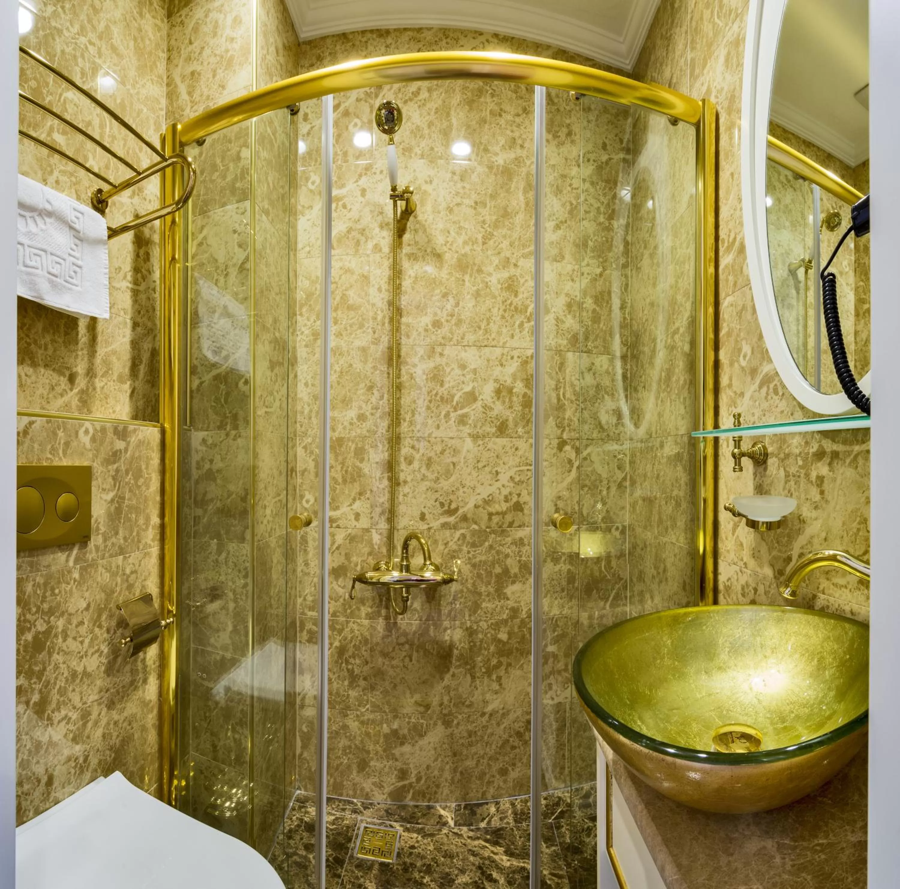 Toilet in Alpek Hotel