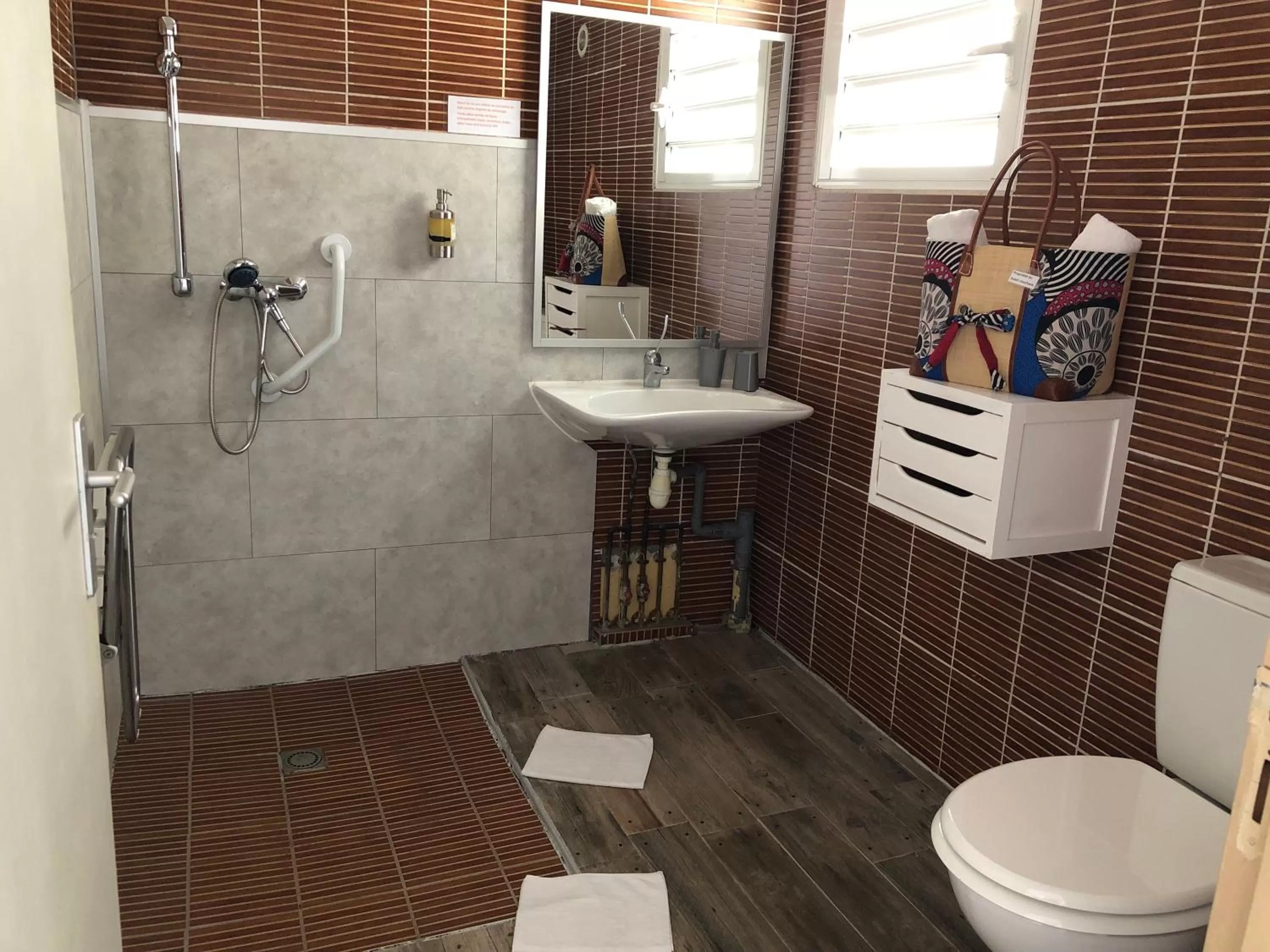 Bathroom in Hôtel Le Soleil Couchant