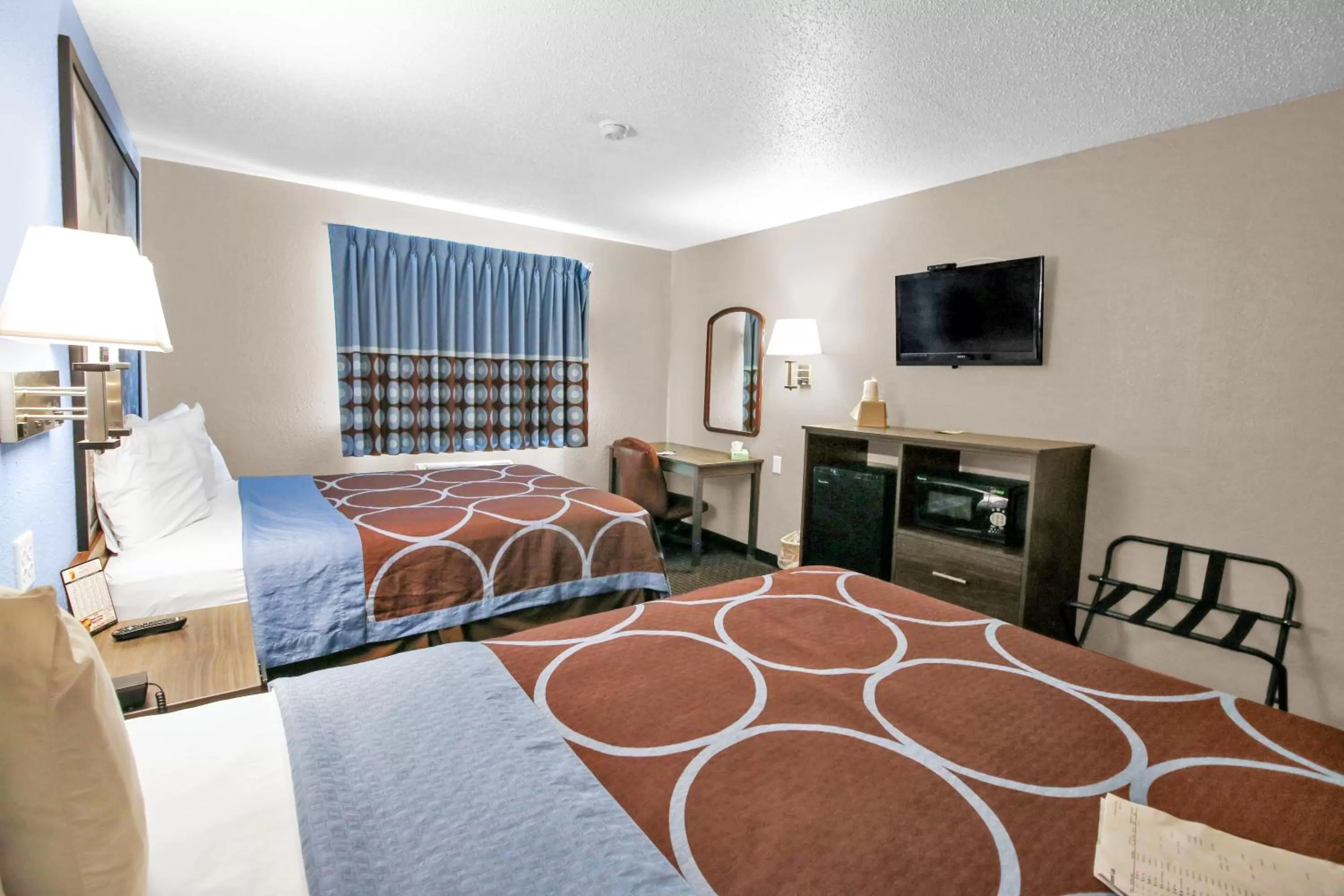 Bedroom, Bed in Super 8 by Wyndham Kenosha/Pleasant Prairie