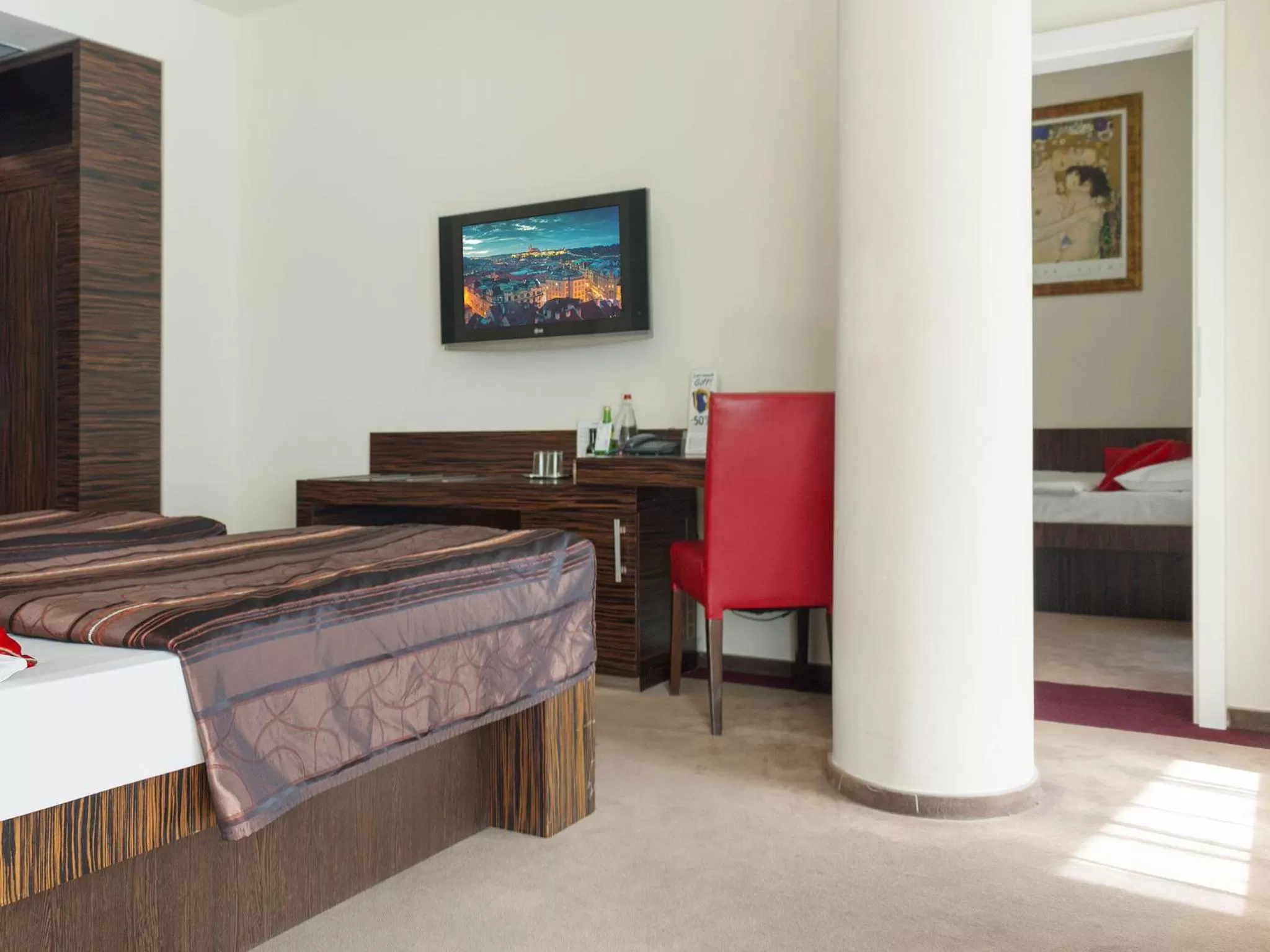 Photo of the whole room, Bed in EA Hotel Crystal Palace