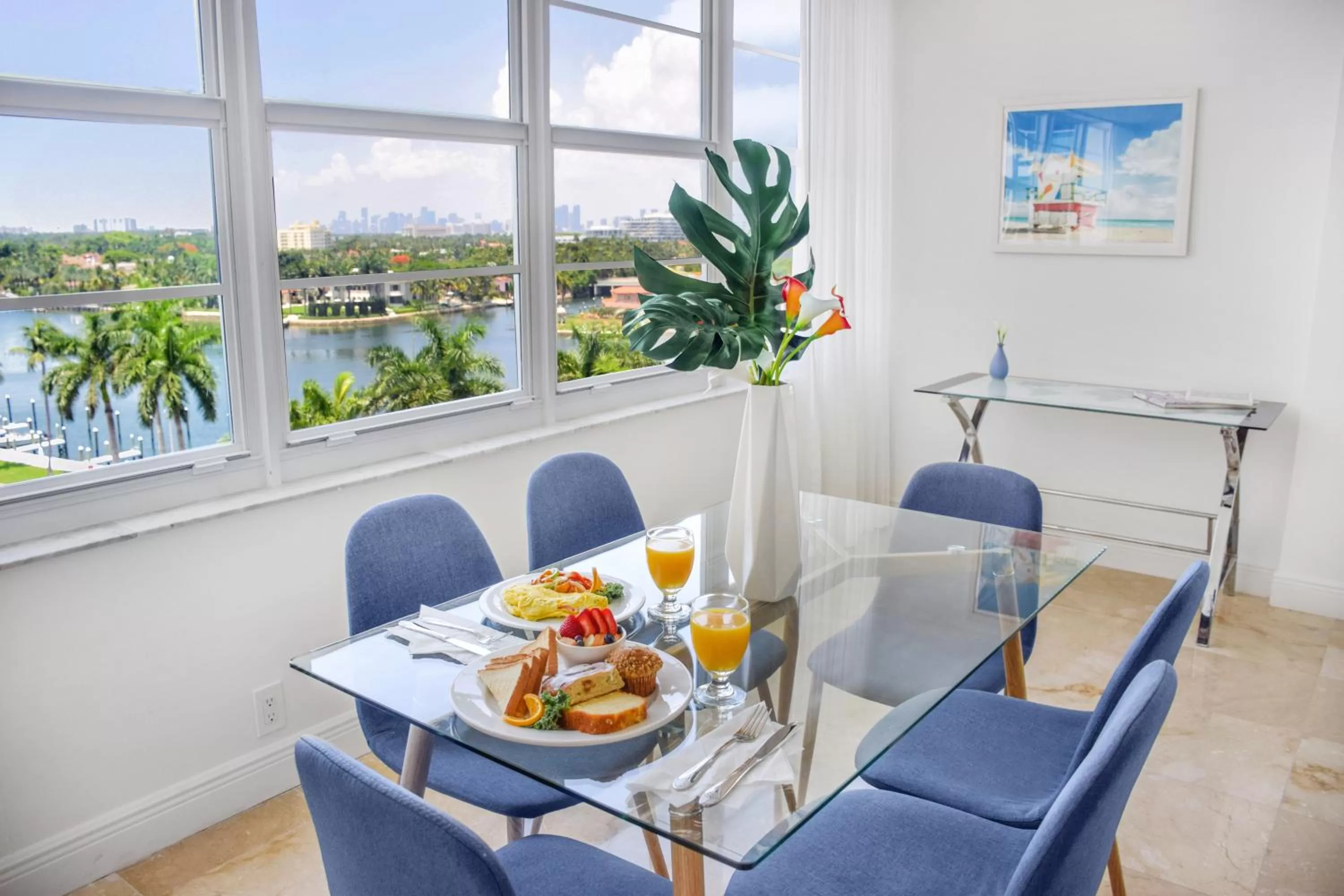 Dining area in Seacoast Suites on Miami Beach