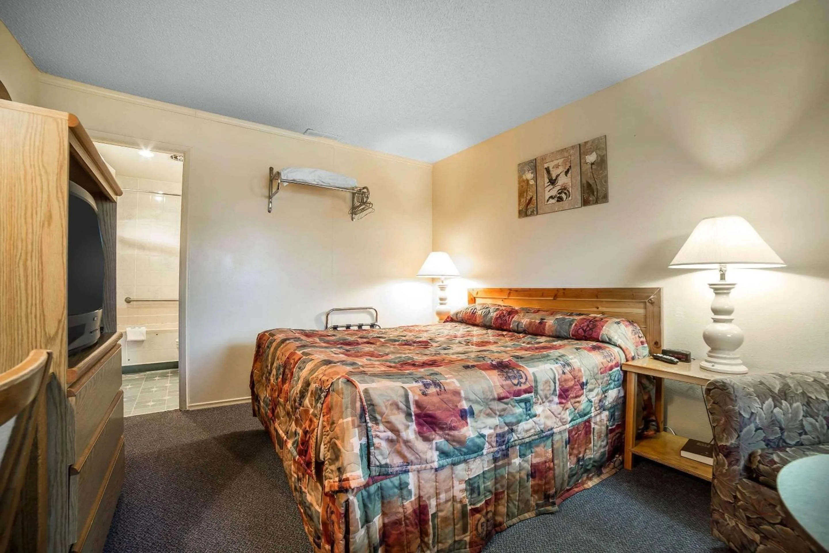 Bedroom, Bed in Rodeway Inn