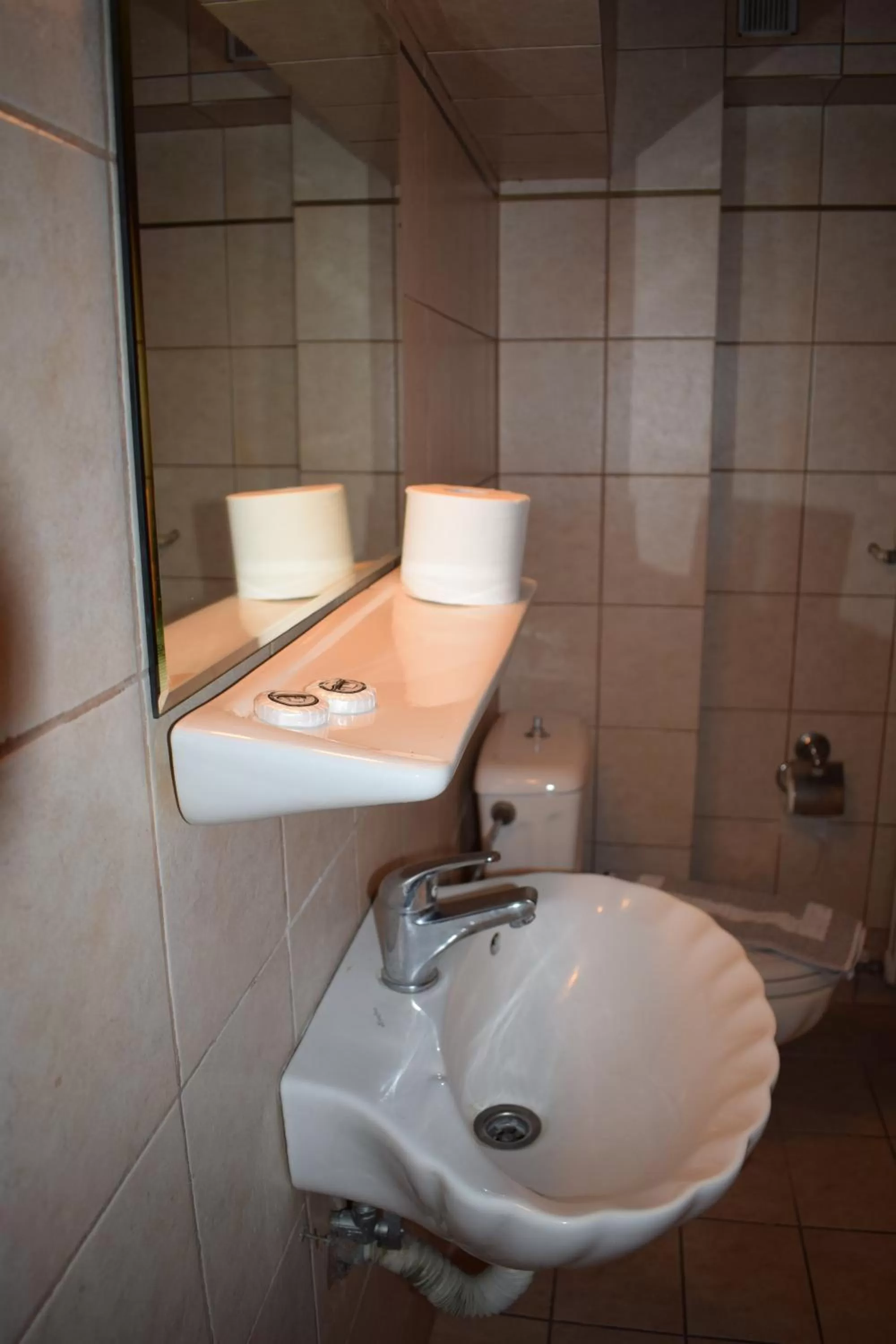 Bathroom in Piraeus Acropole Hotel