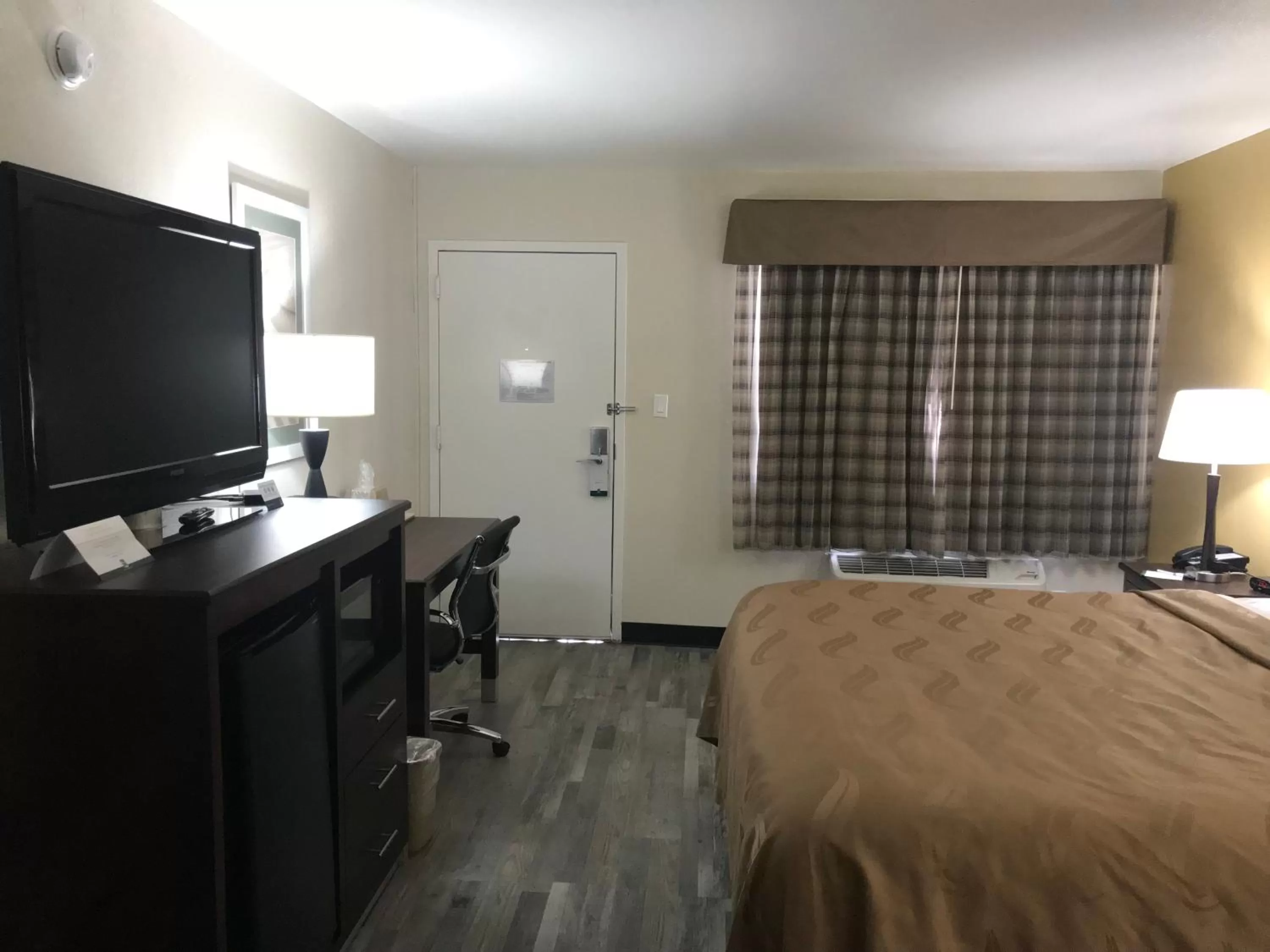 Bedroom, Bed in Quality Inn & Suites near Downtown Mesa